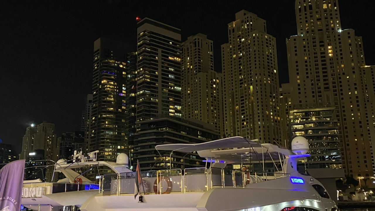 Обои ночь, город, судно, метрополия, небоскреб в разрешении 1280x720