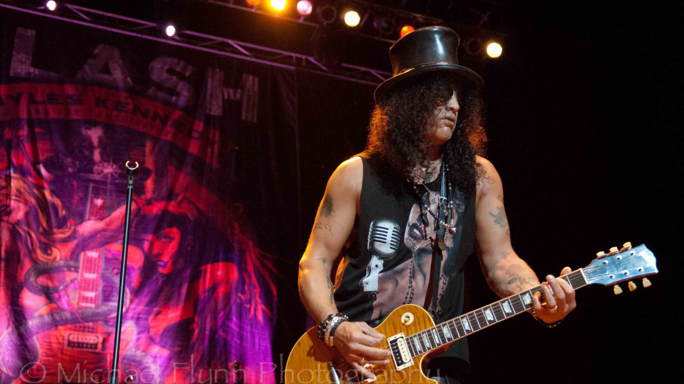 Обои Guns N Roses, гитара, струнный инструмент, гитарист, музыкант в разрешении 1366x768