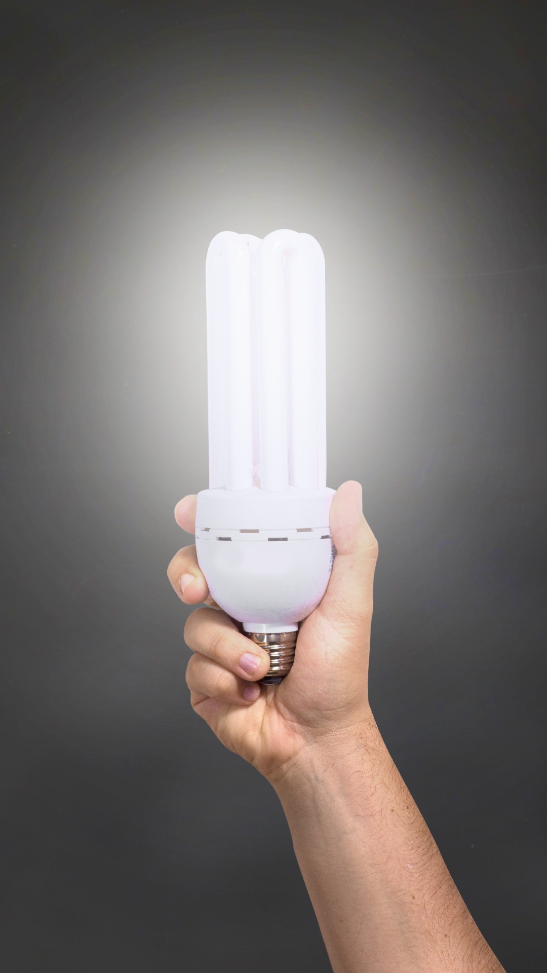 Обои освещение, свет, палец, рука, Лампа накаливания в разрешении 1080x1920