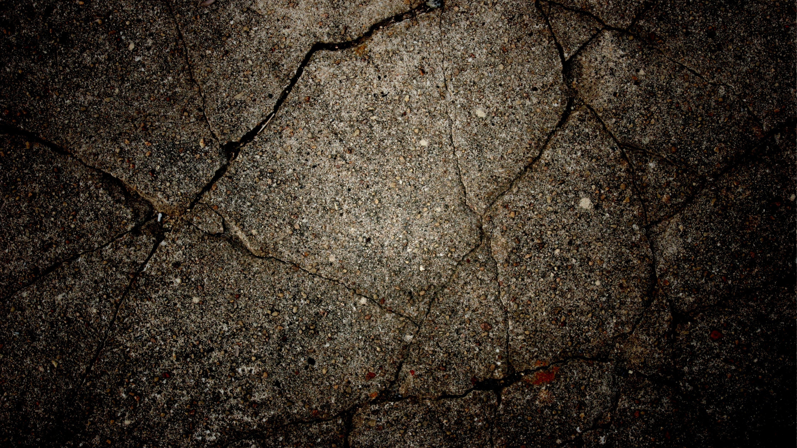 Обои текстура, стена, дерево, почва, темнота в разрешении 2560x1440