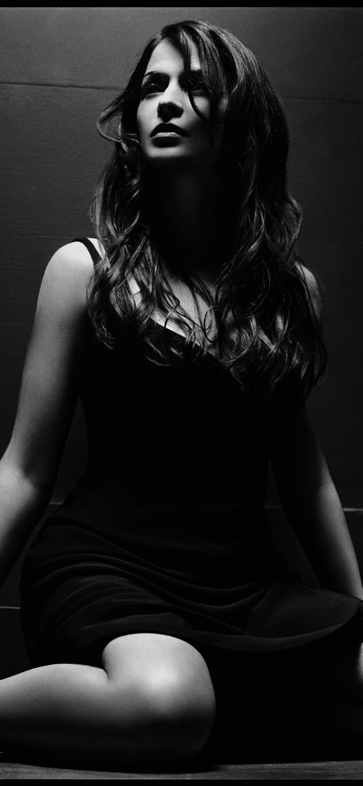 Обои черный, сидящий, красота, монохромный, темнота в разрешении 1242x2688
