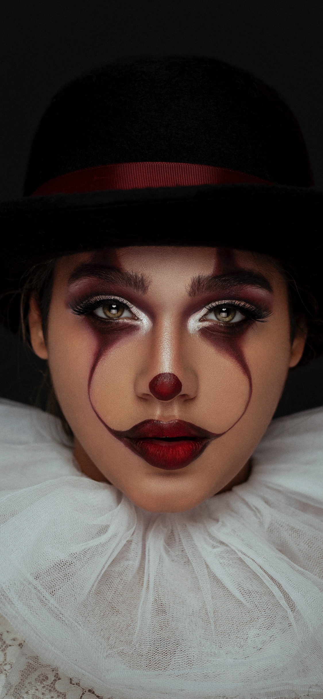 Обои головной убор, лицо, леди, нос, клоун в разрешении 1125x2436