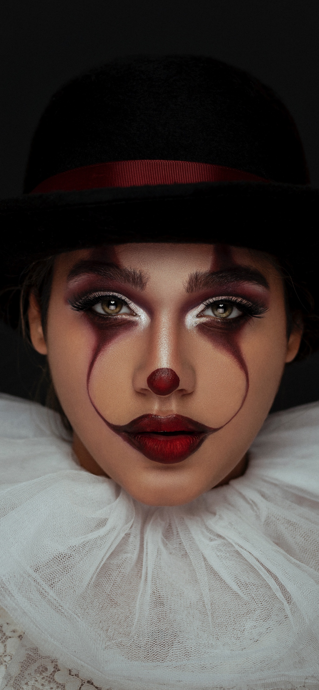 Обои головной убор, лицо, леди, нос, клоун в разрешении 1242x2688