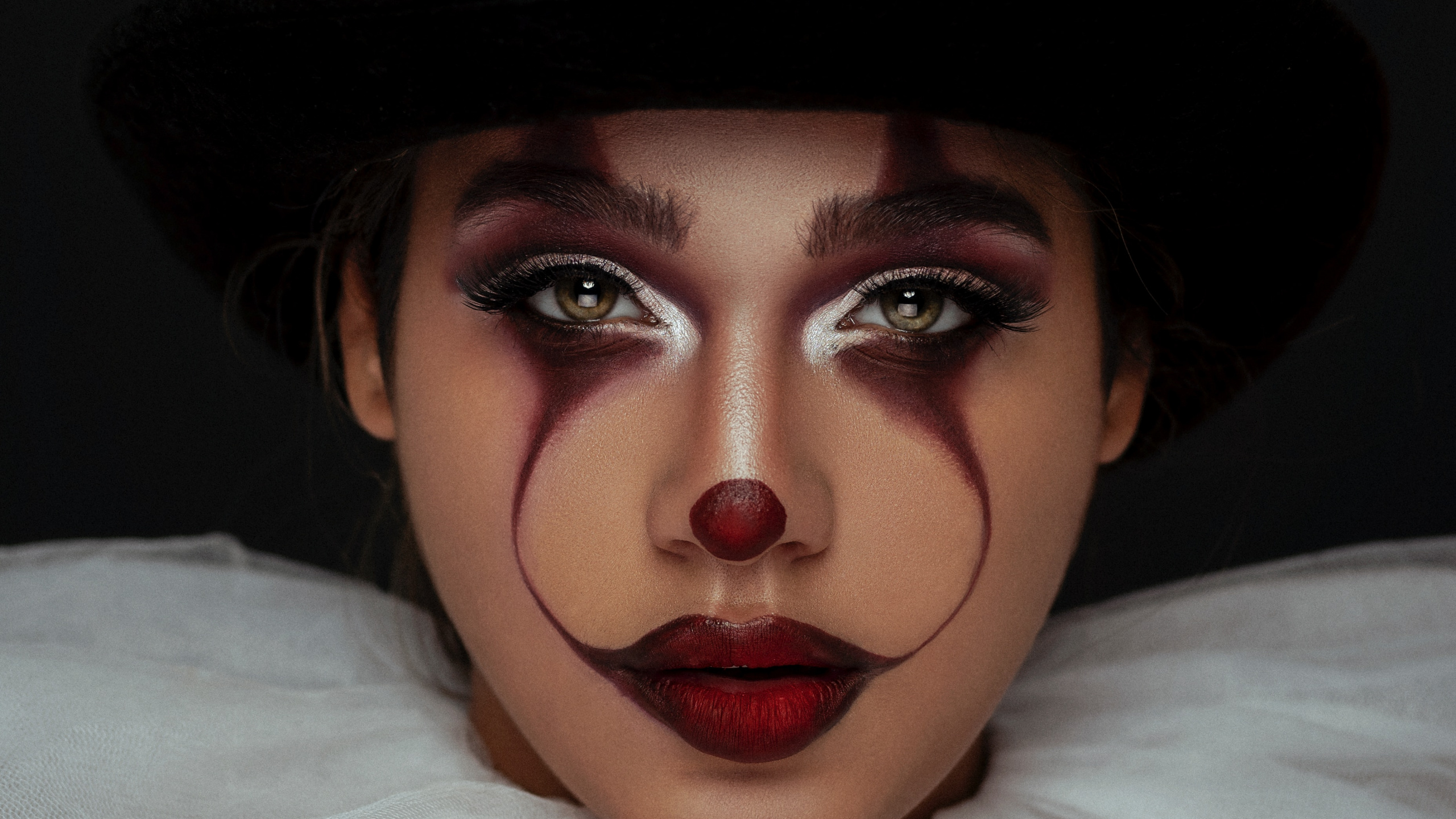 Обои головной убор, лицо, леди, нос, клоун в разрешении 2560x1440