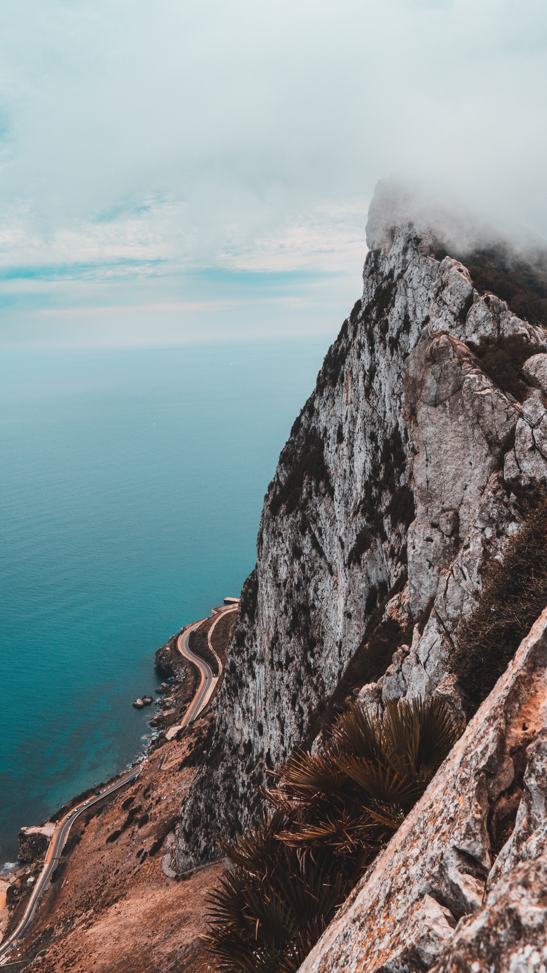 Обои гора, небо, обрыв, море, мыс в разрешении 1080x1920