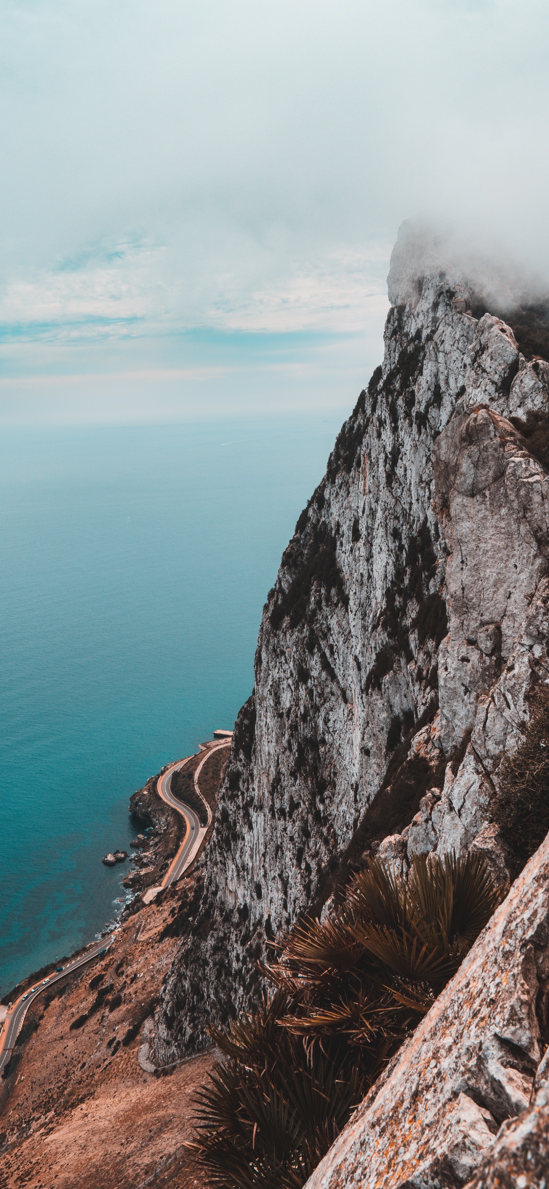 Обои гора, небо, обрыв, море, мыс в разрешении 1125x2436