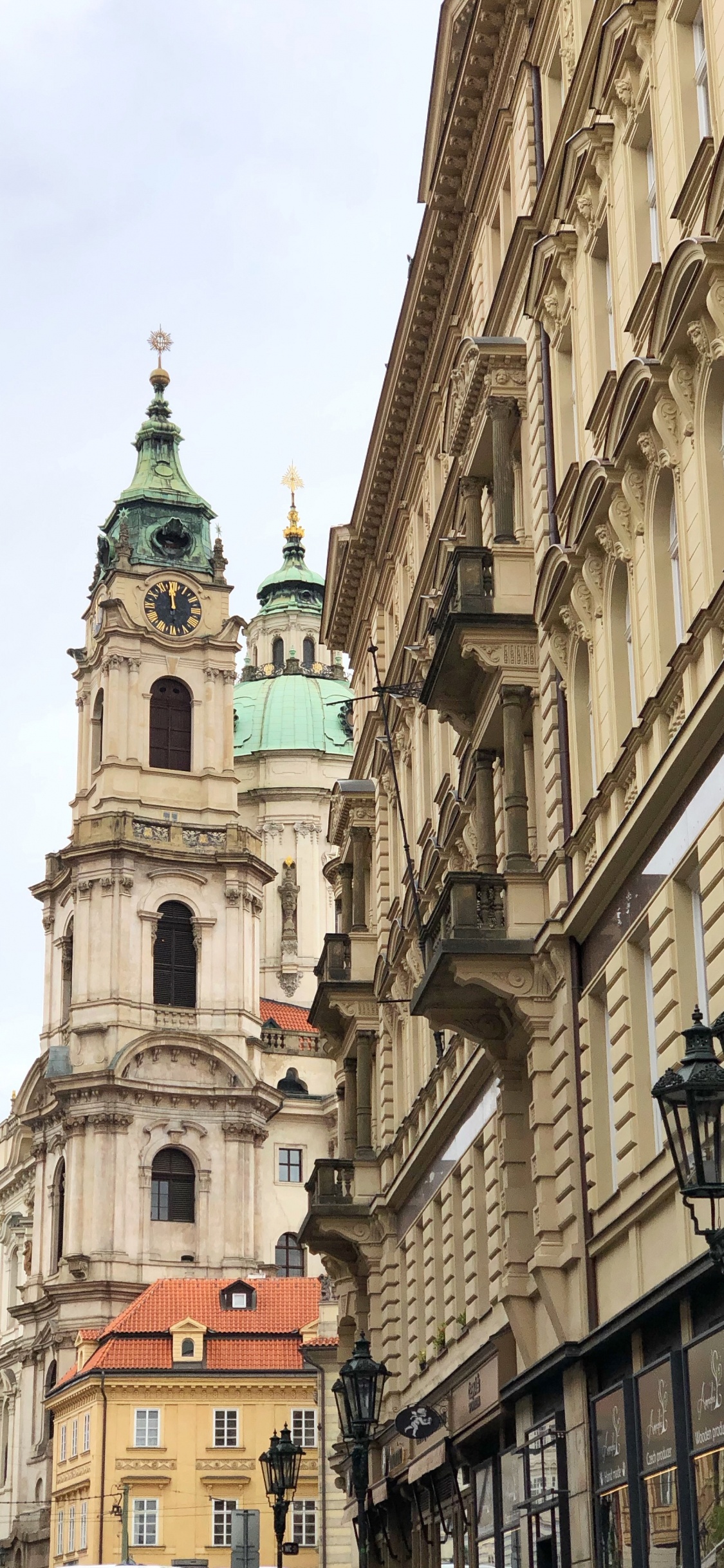 Обои Прага, окно, архитектура, фасад, соседство в разрешении 1125x2436