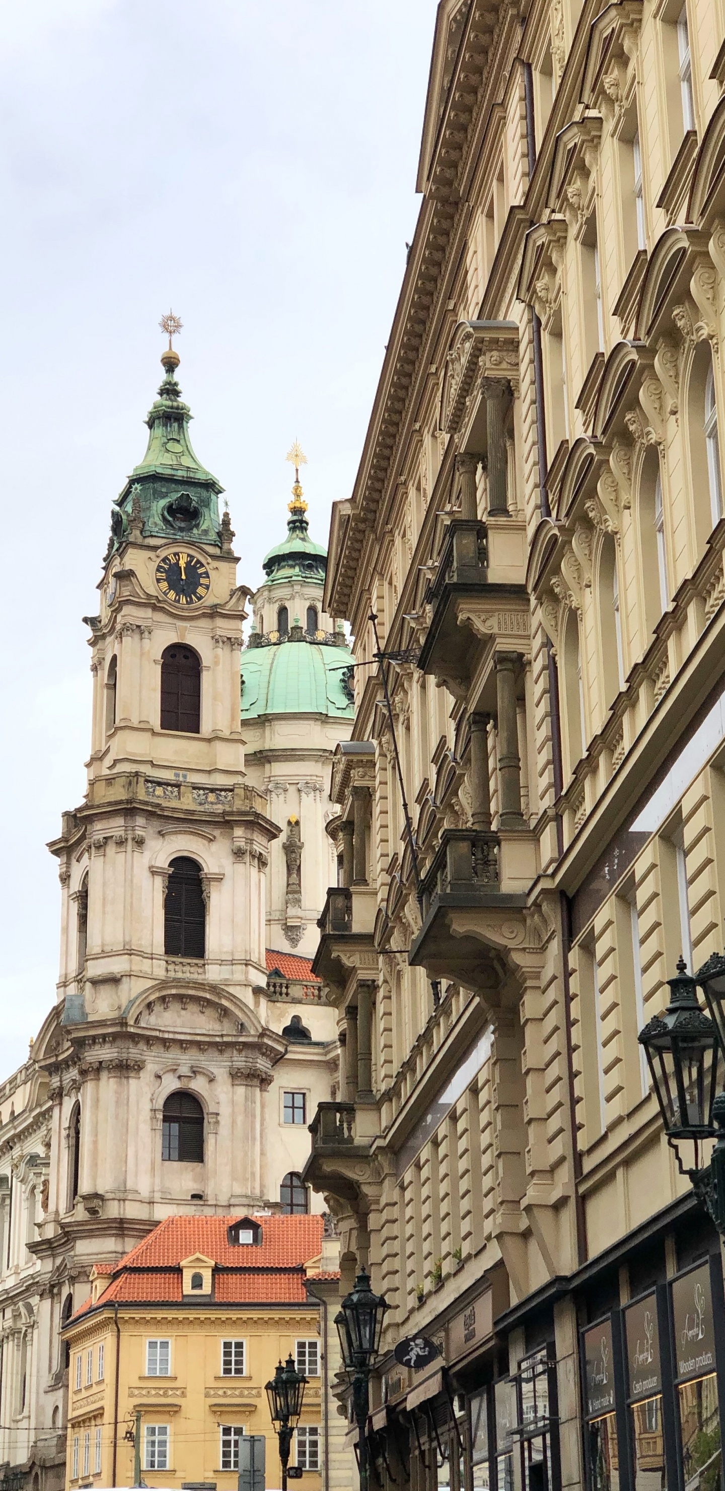 Обои Прага, окно, архитектура, фасад, соседство в разрешении 1440x2960