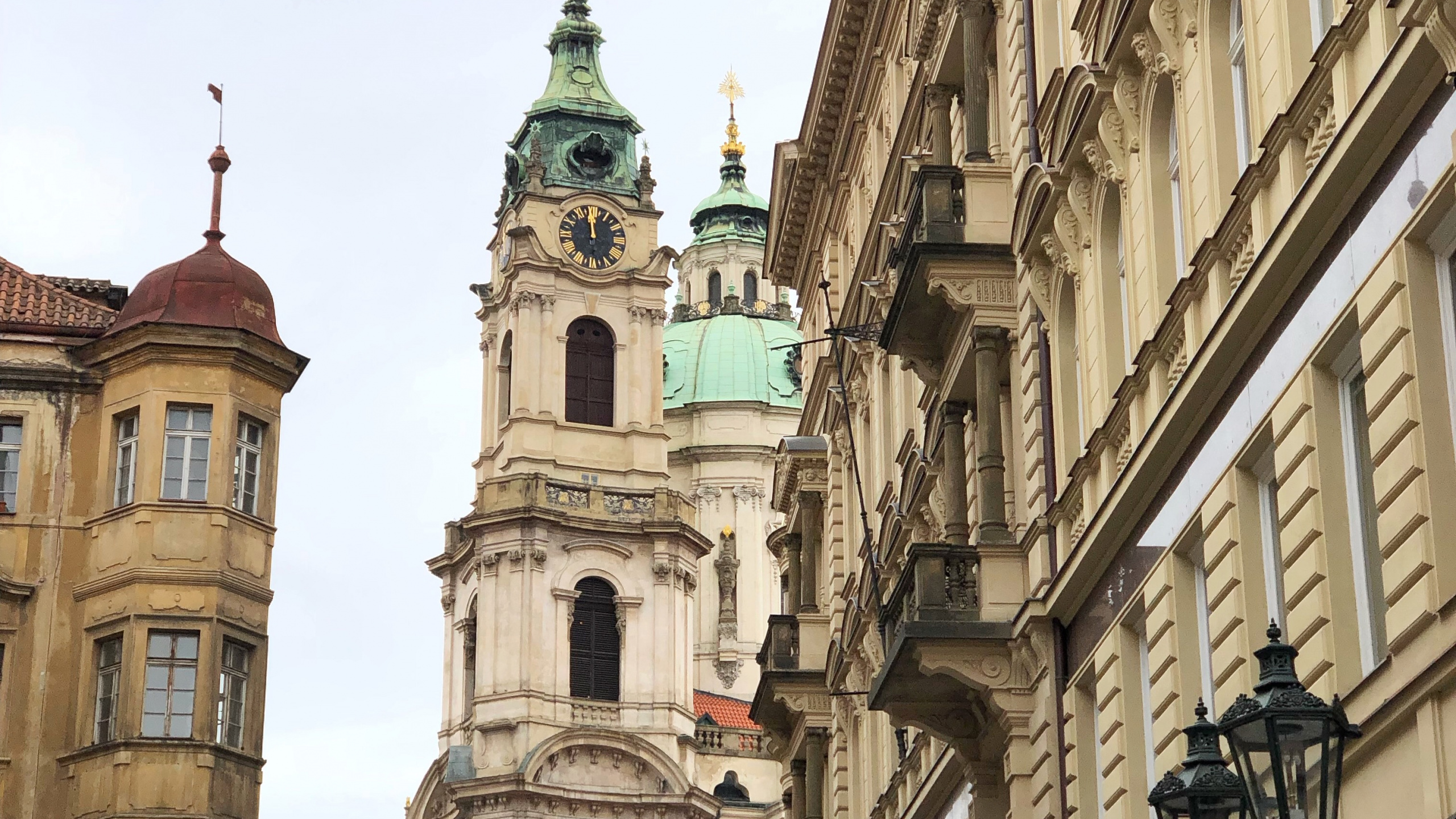 Обои Прага, окно, архитектура, фасад, соседство в разрешении 2560x1440