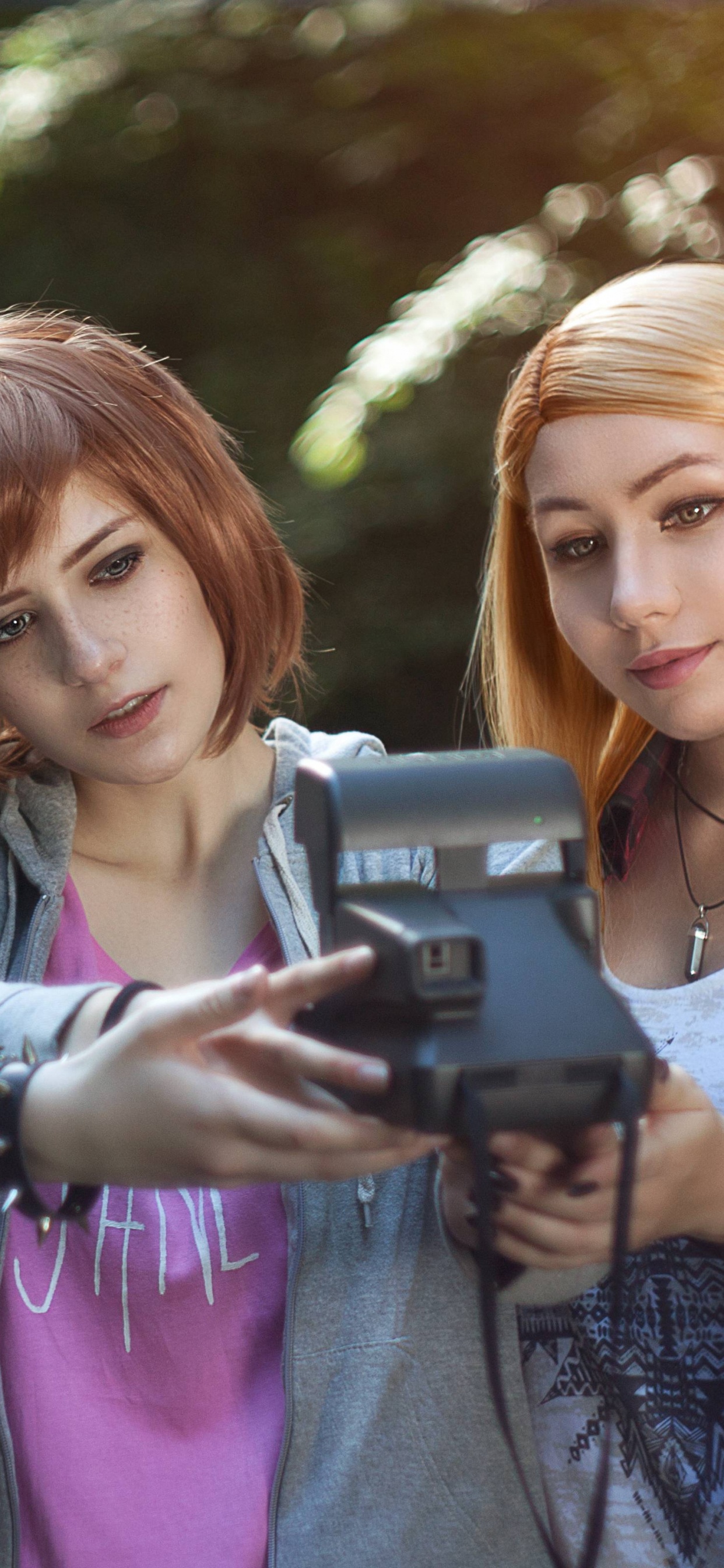 Обои жизнь-это странный косплей, Рэйчел Эмбер, Хлоя прайс, Макс Колфилд, забава в разрешении 1242x2688