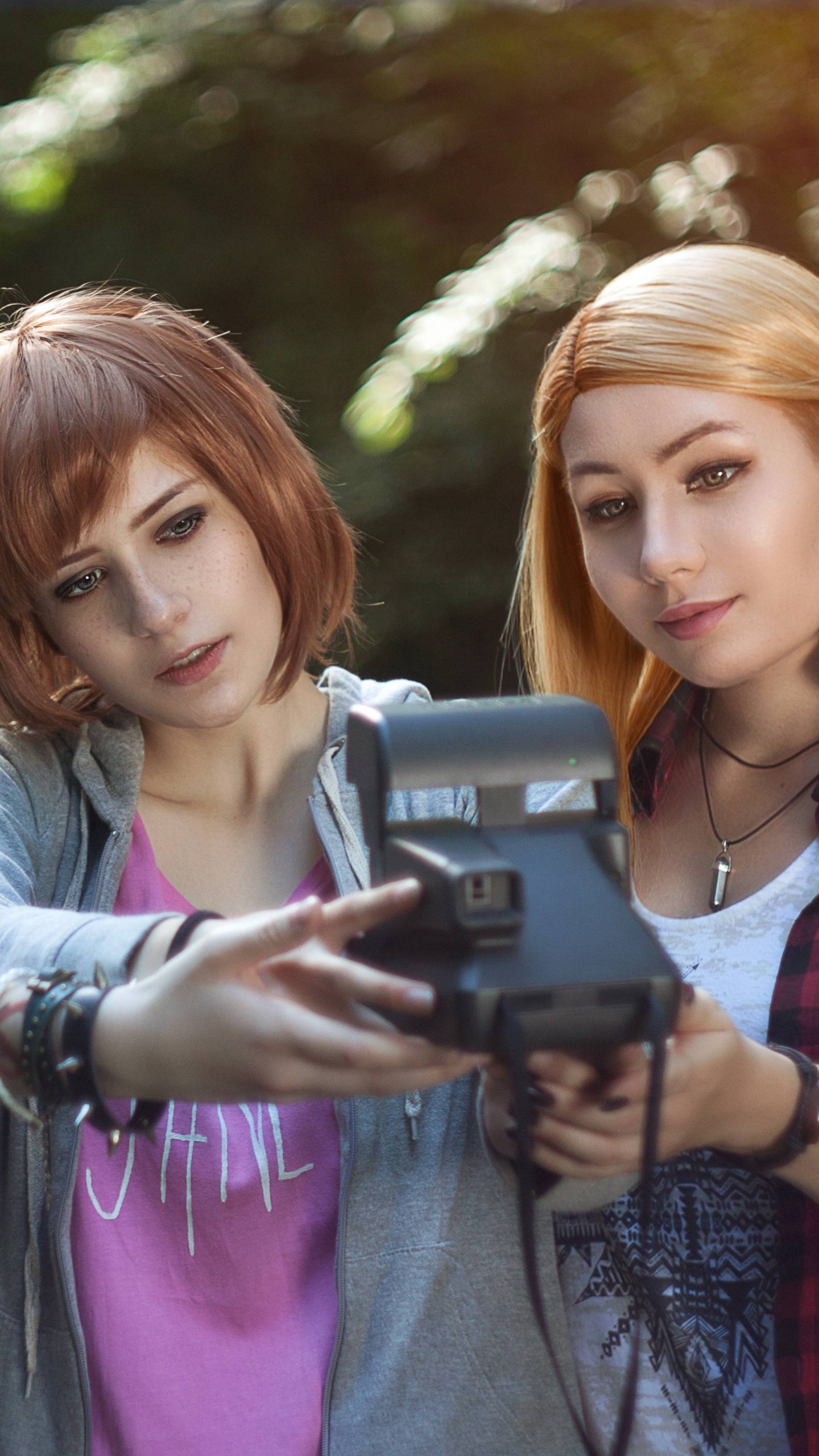 Обои жизнь-это странный косплей, Рэйчел Эмбер, Хлоя прайс, Макс Колфилд, забава в разрешении 1440x2560