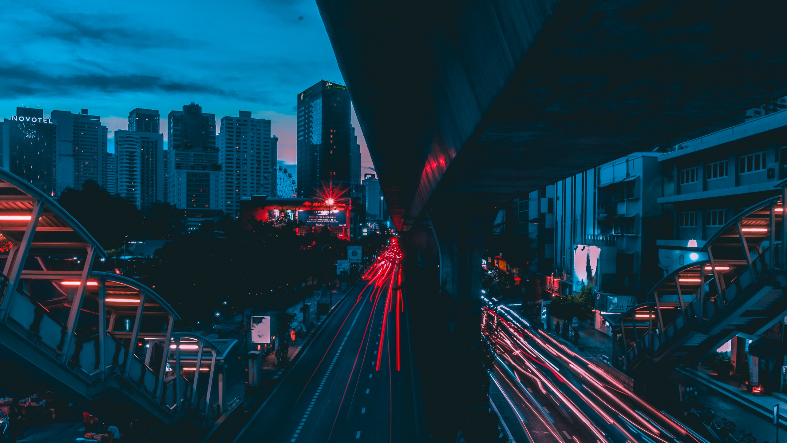 Обои синий, городской район, город, красный цвет, ночь в разрешении 2560x1440