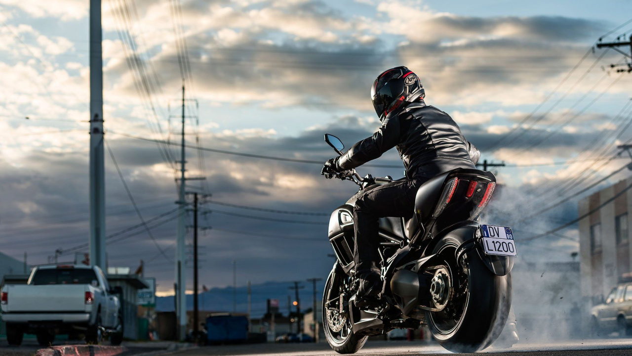 Обои мотоцикл, ducati diavel, ducati, мотоспорт, каскадер в разрешении 1280x720