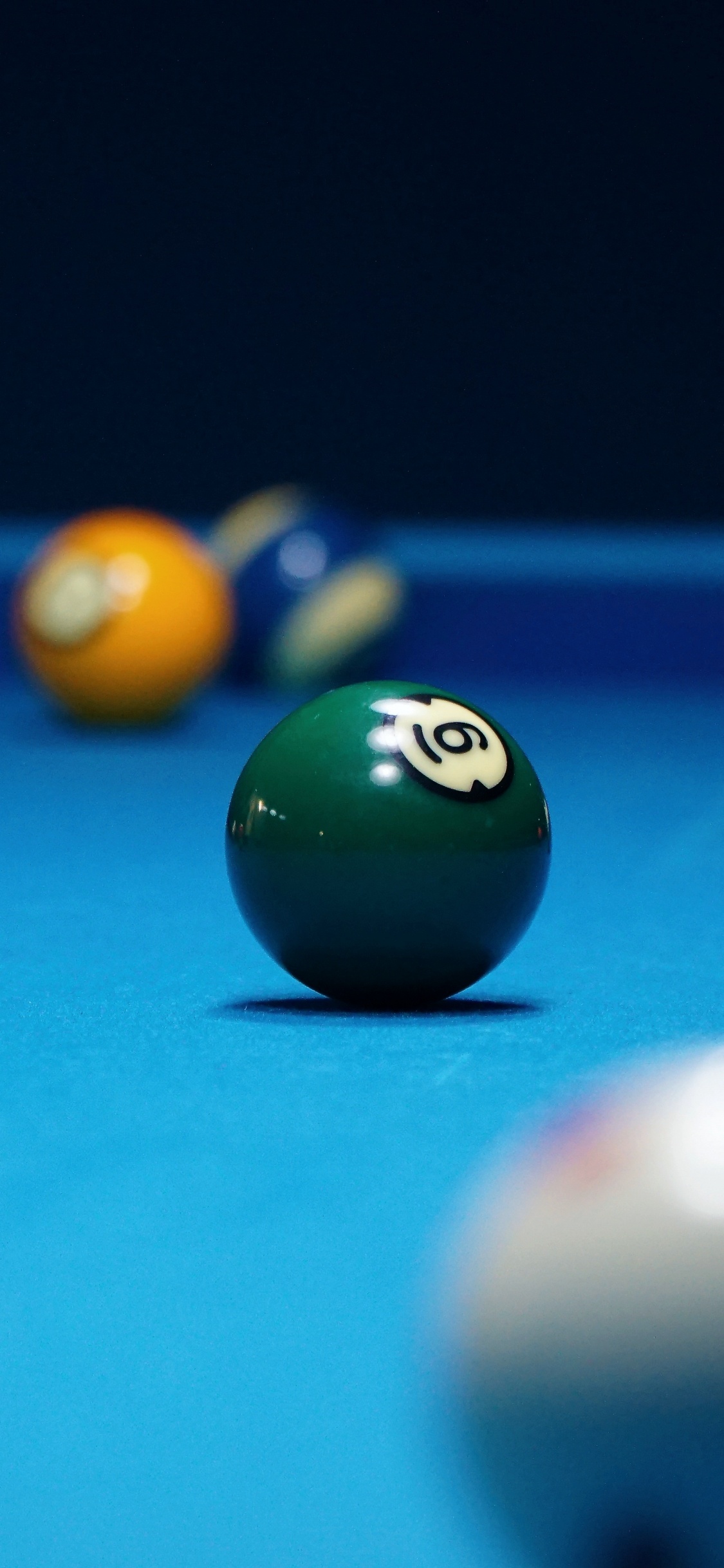 Обои бильярдный шар, кий, бассейн, снукер, игры в помещении и спорта в разрешении 1125x2436