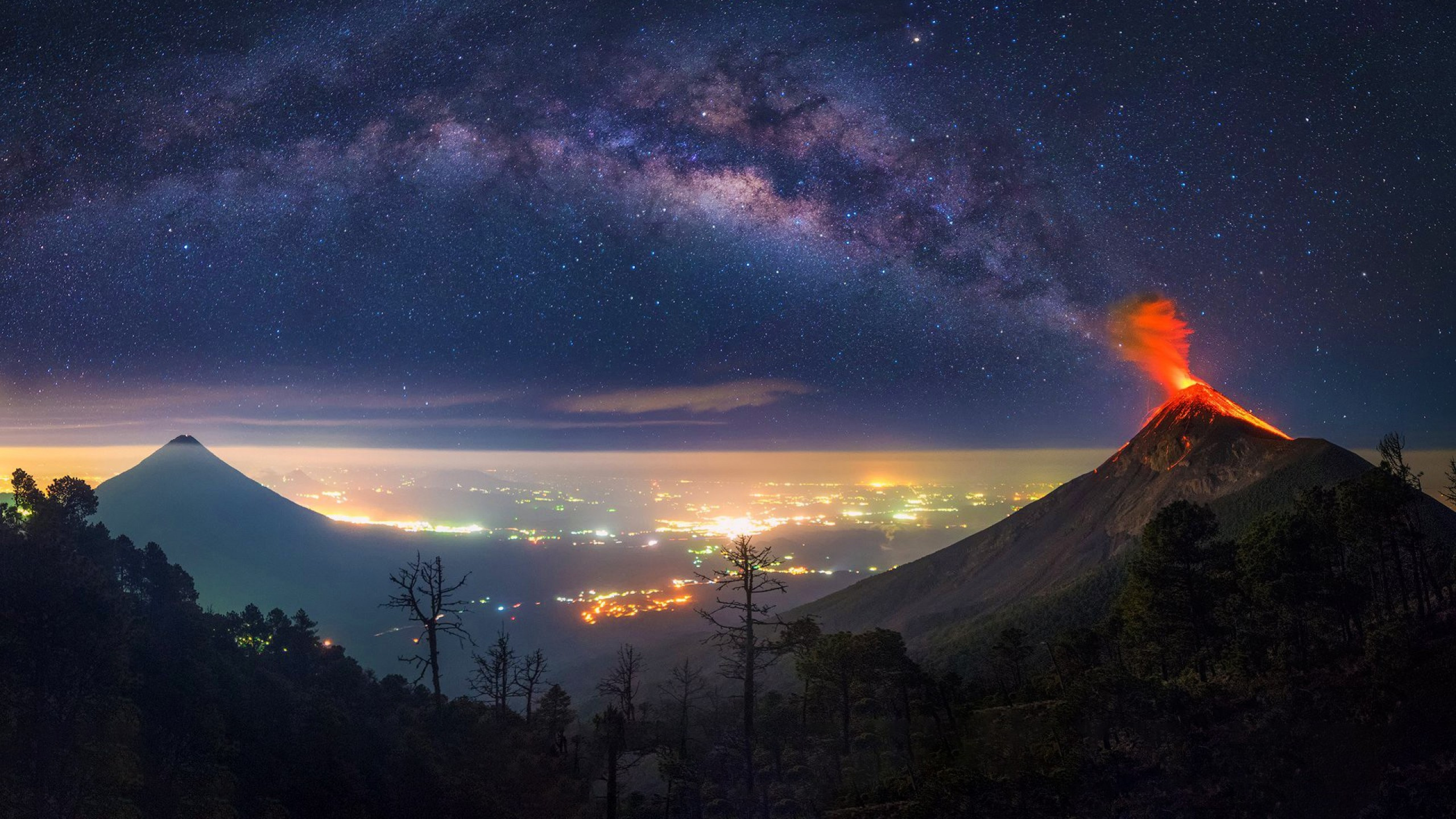 Обои Млечный Путь, вулкан, природа, ночь, атмосфера в разрешении 2560x1440