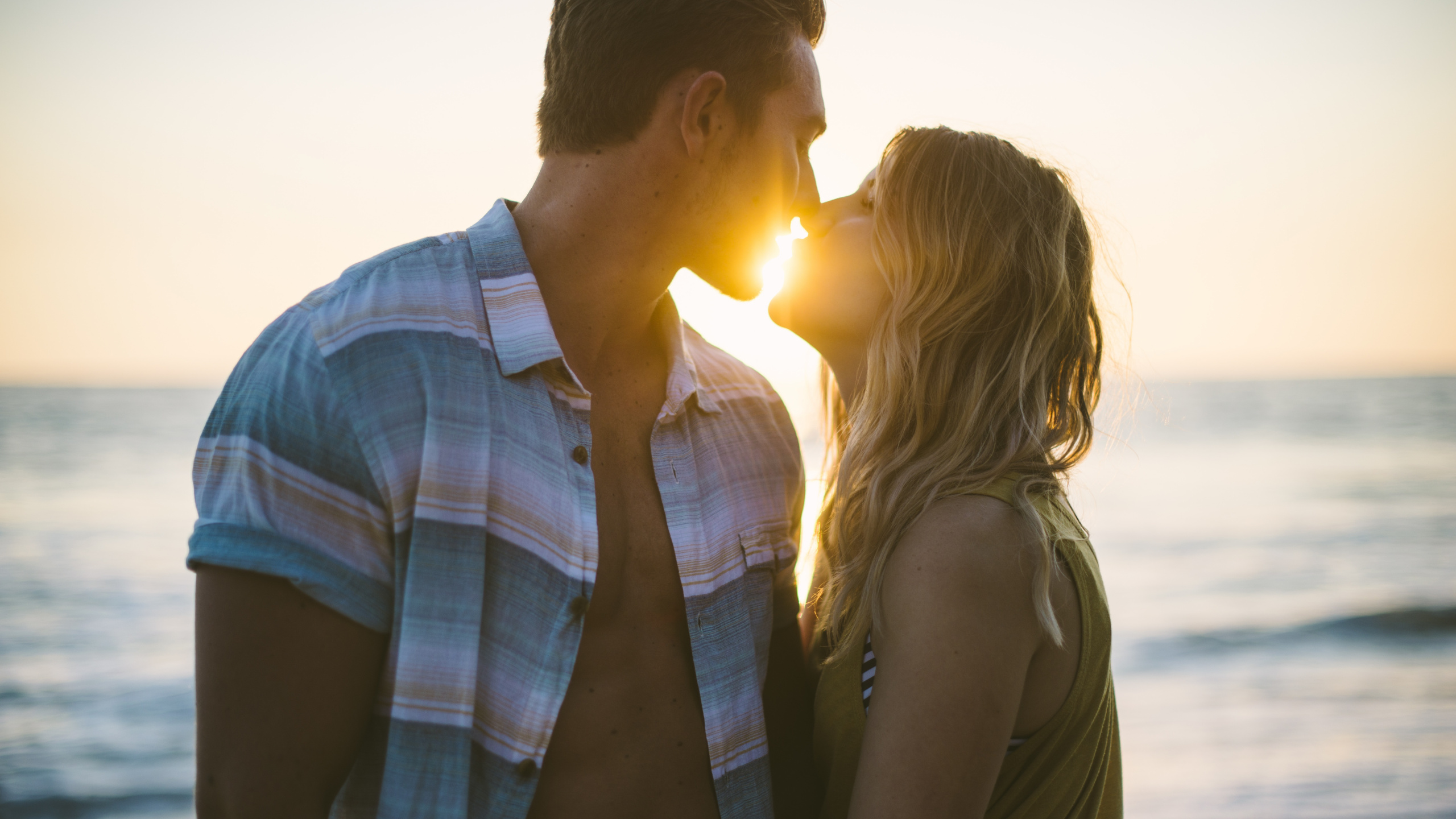 Обои поцелуй, Люди в природе, роман, любовь, взаимодействие в разрешении 2560x1440