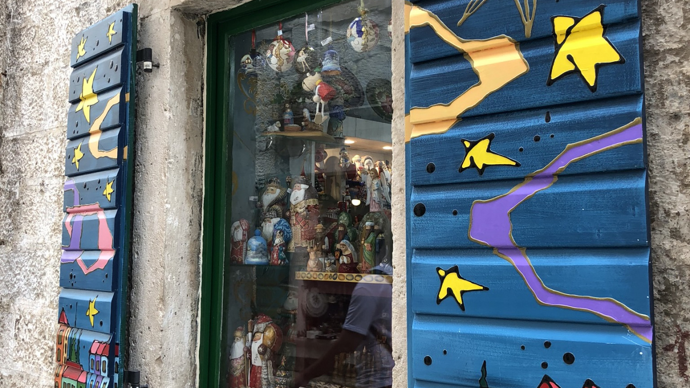 Обои стена, уличное искусство, цветочный горшок, мажорель синий, комнатное растение в разрешении 1366x768