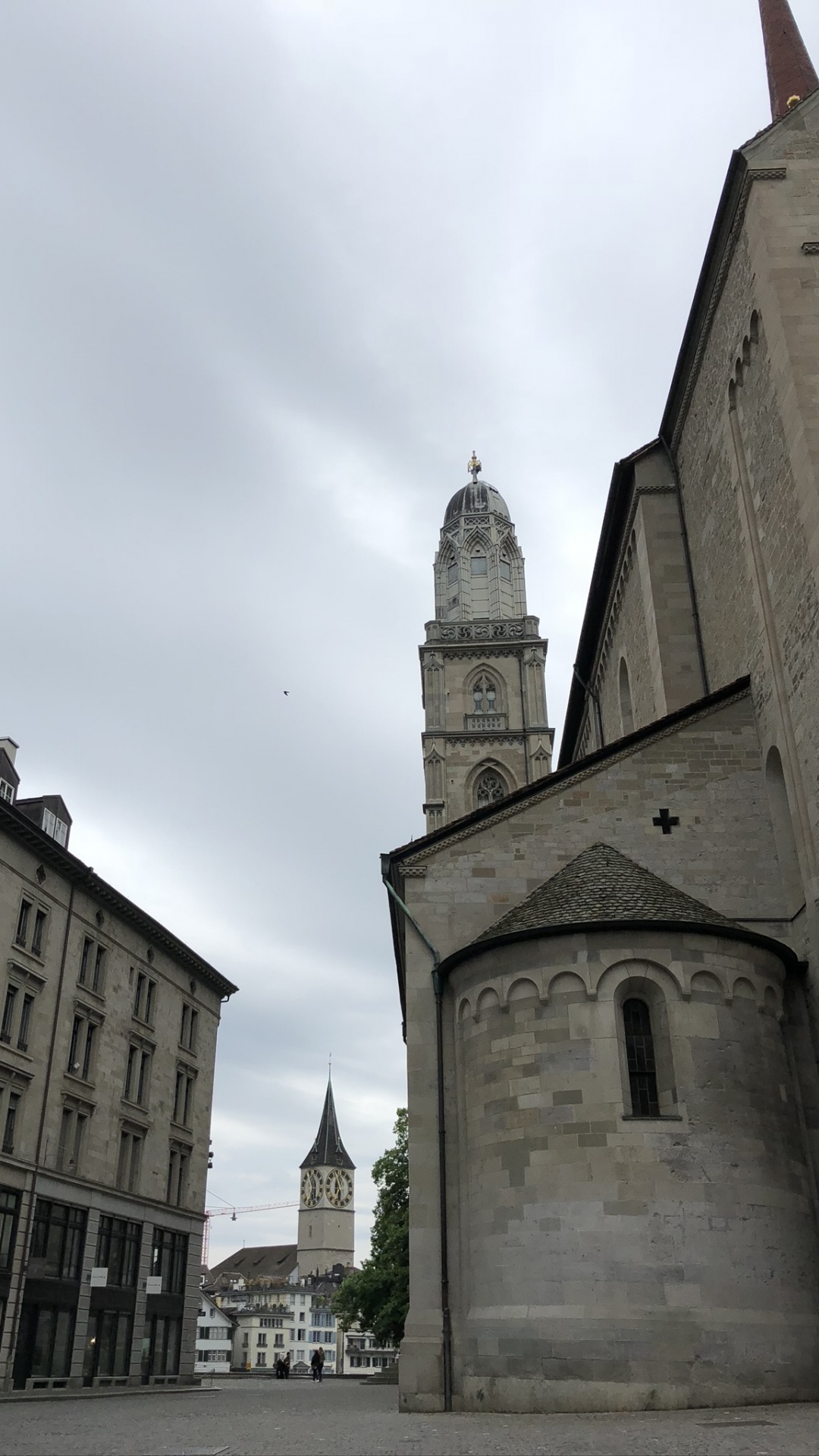 Обои Grossmnster, окно, архитектура, инфраструктура, дорога в разрешении 1080x1920