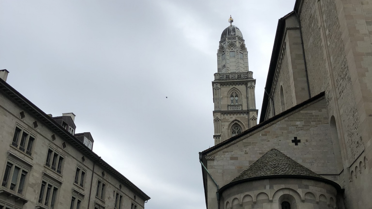 Обои Grossmnster, окно, архитектура, инфраструктура, дорога в разрешении 1280x720