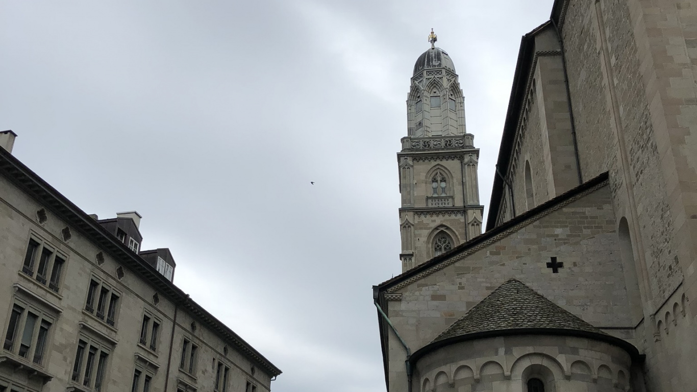 Обои Grossmnster, окно, архитектура, инфраструктура, дорога в разрешении 1366x768