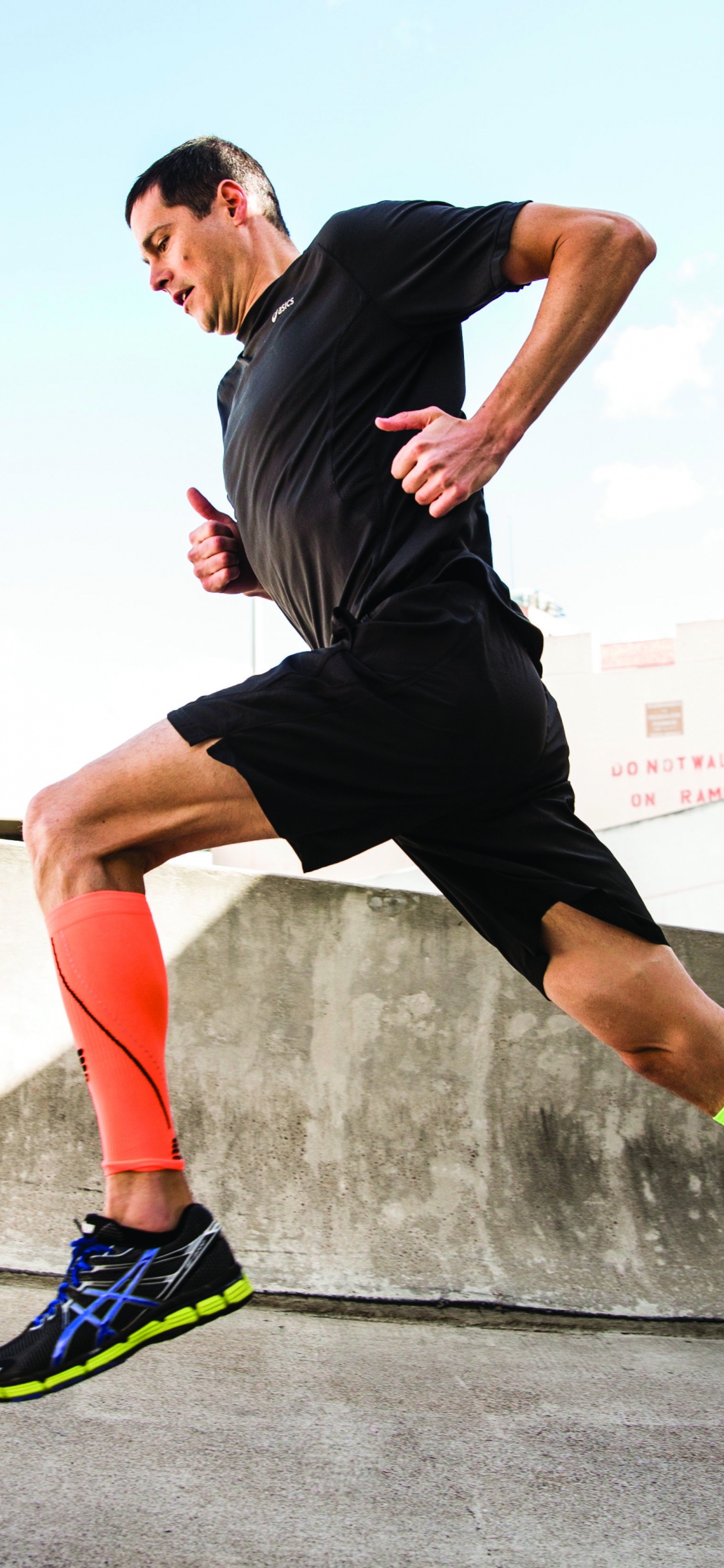 Обои носок, одежда, занятие спортом, отдых, обувь в разрешении 1125x2436