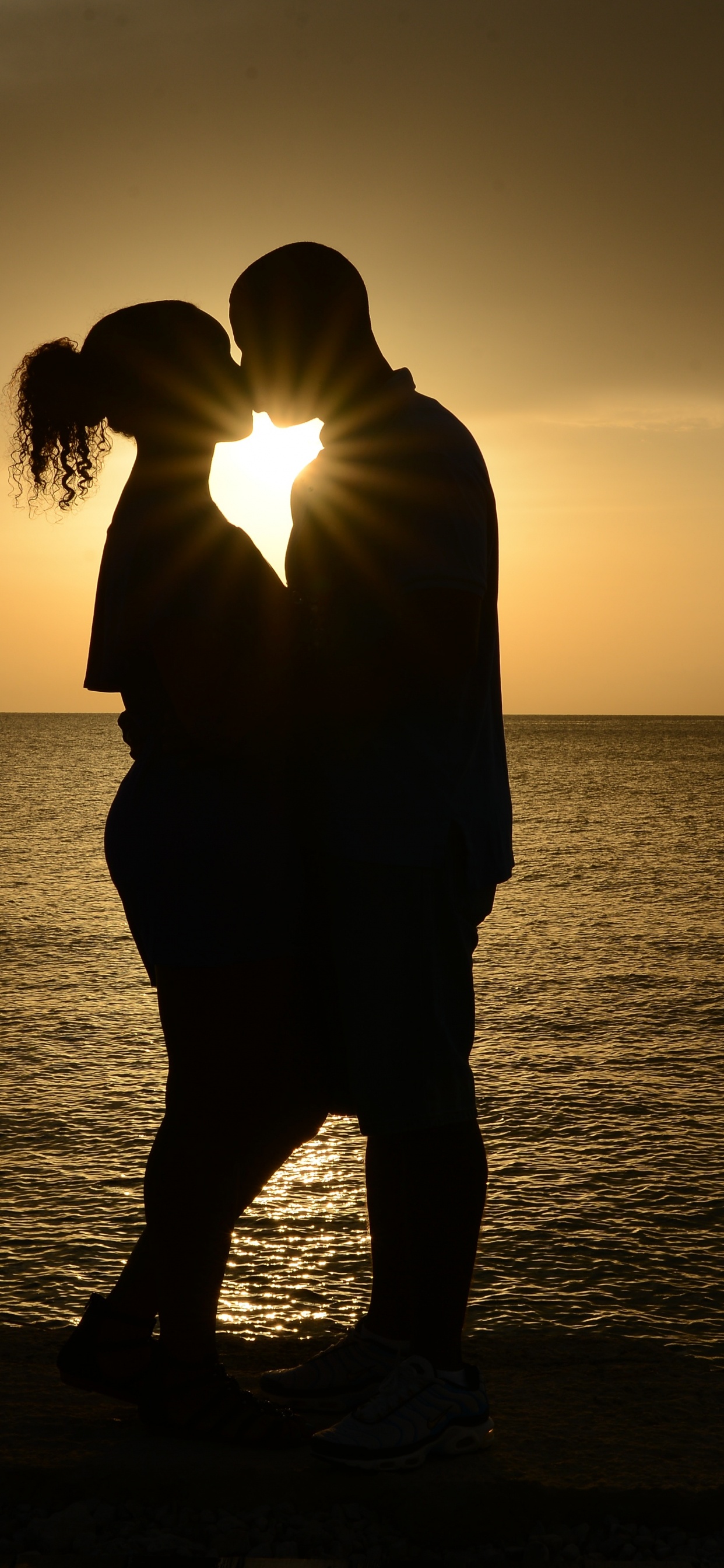 Обои роман, силуэт, пара, поцелуй, крепкое объятие в разрешении 1242x2688