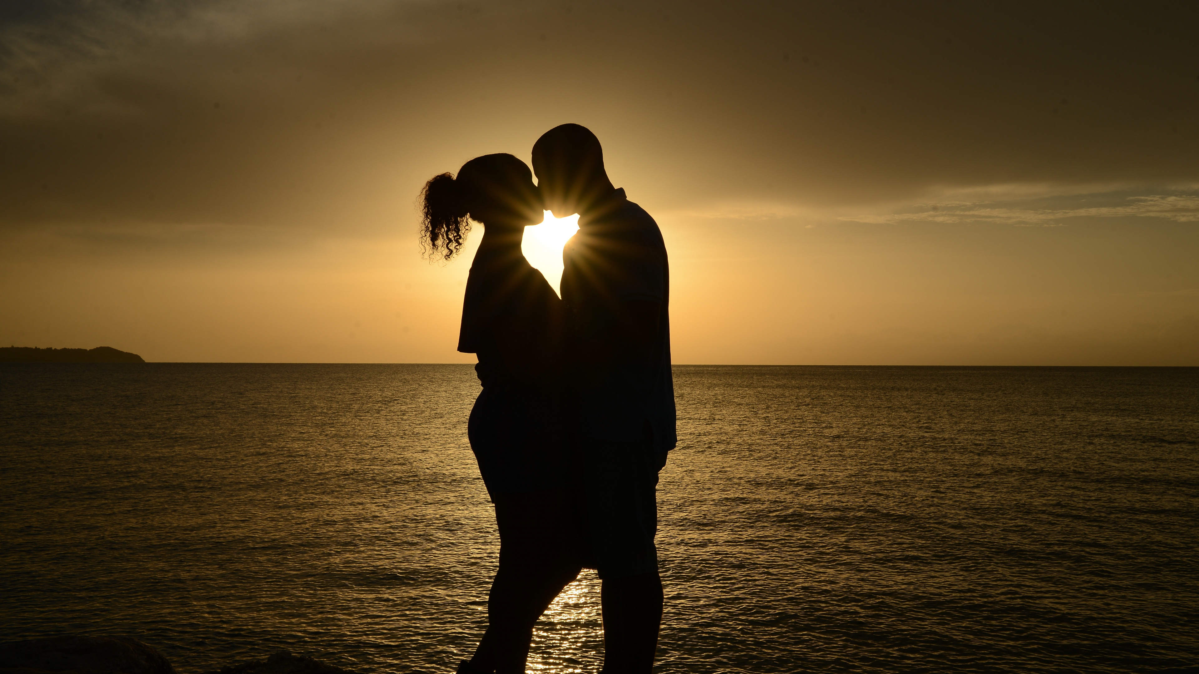 Обои роман, силуэт, пара, поцелуй, крепкое объятие в разрешении 3840x2160