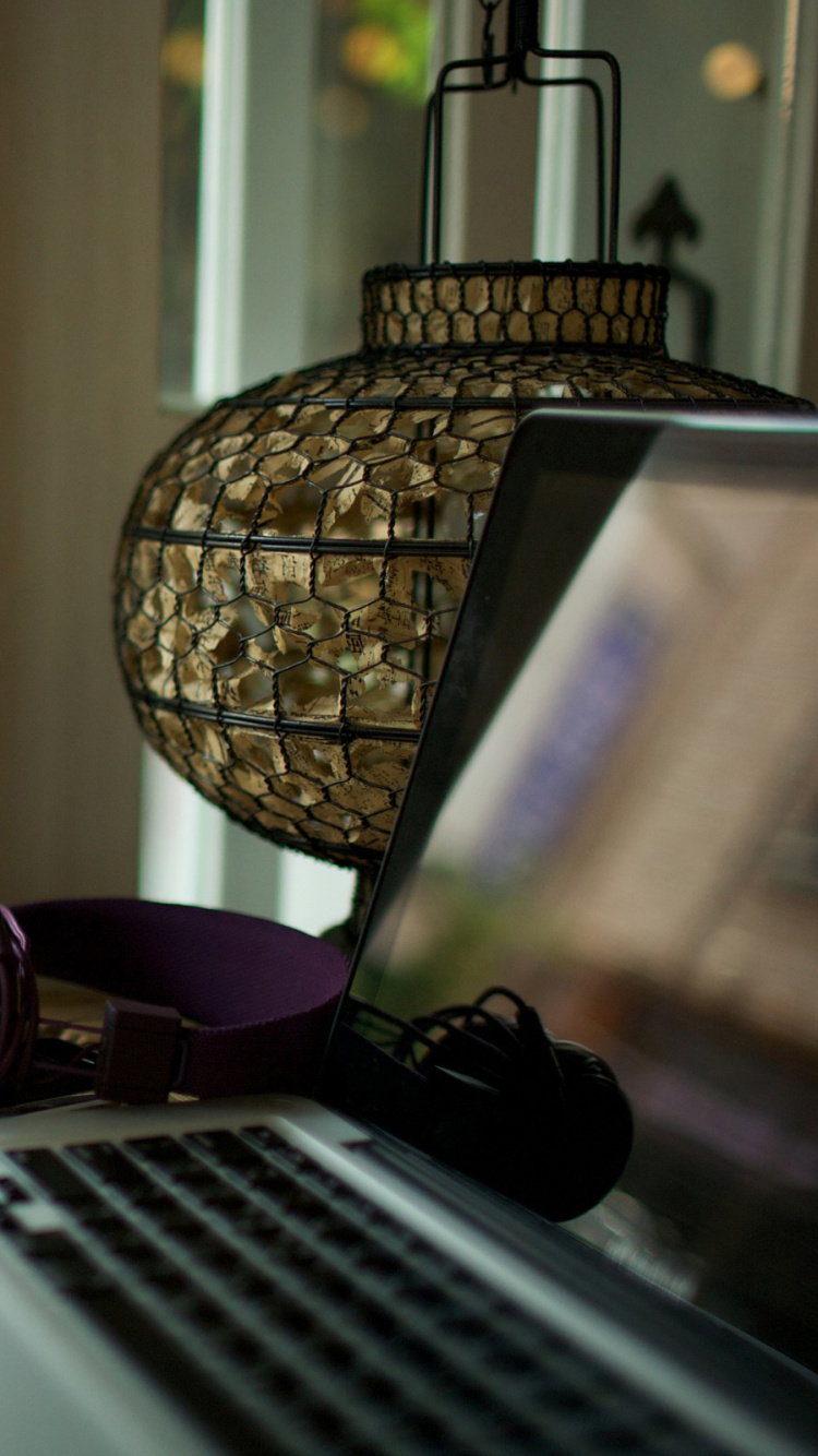 Обои наушники, окно, интерьер, macbook, мебель в разрешении 750x1334