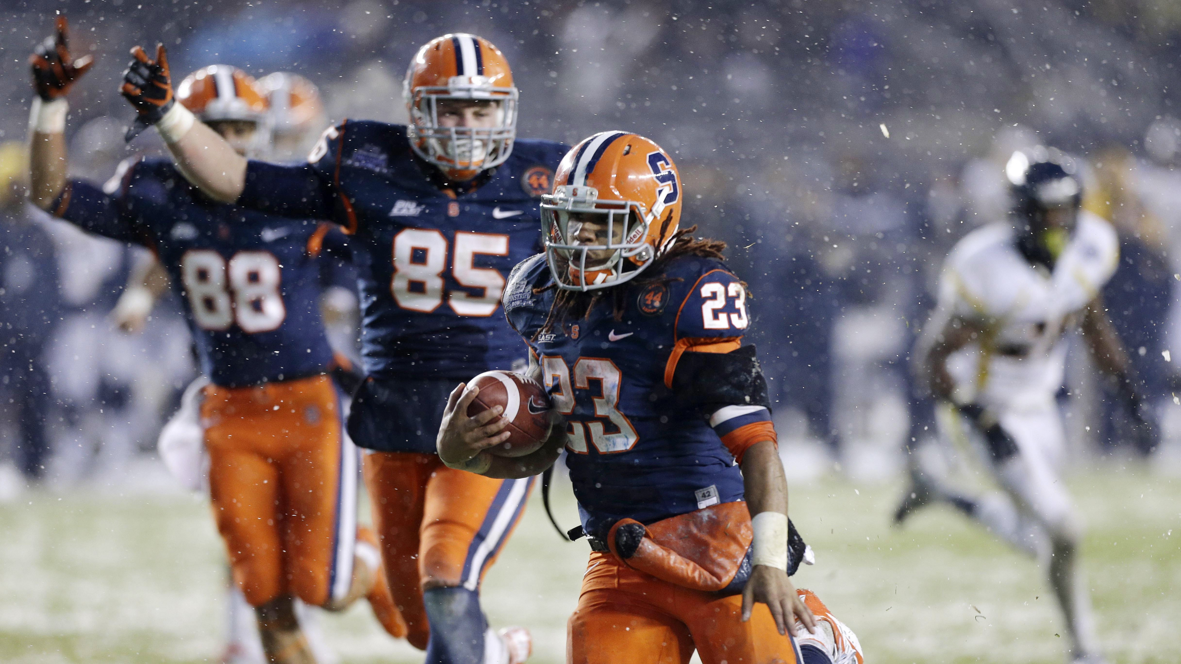 Обои футбольный шлем, американский футбол, Футбол из шести человек, канадский футбол, футбольное поле футбол в разрешении 3840x2160