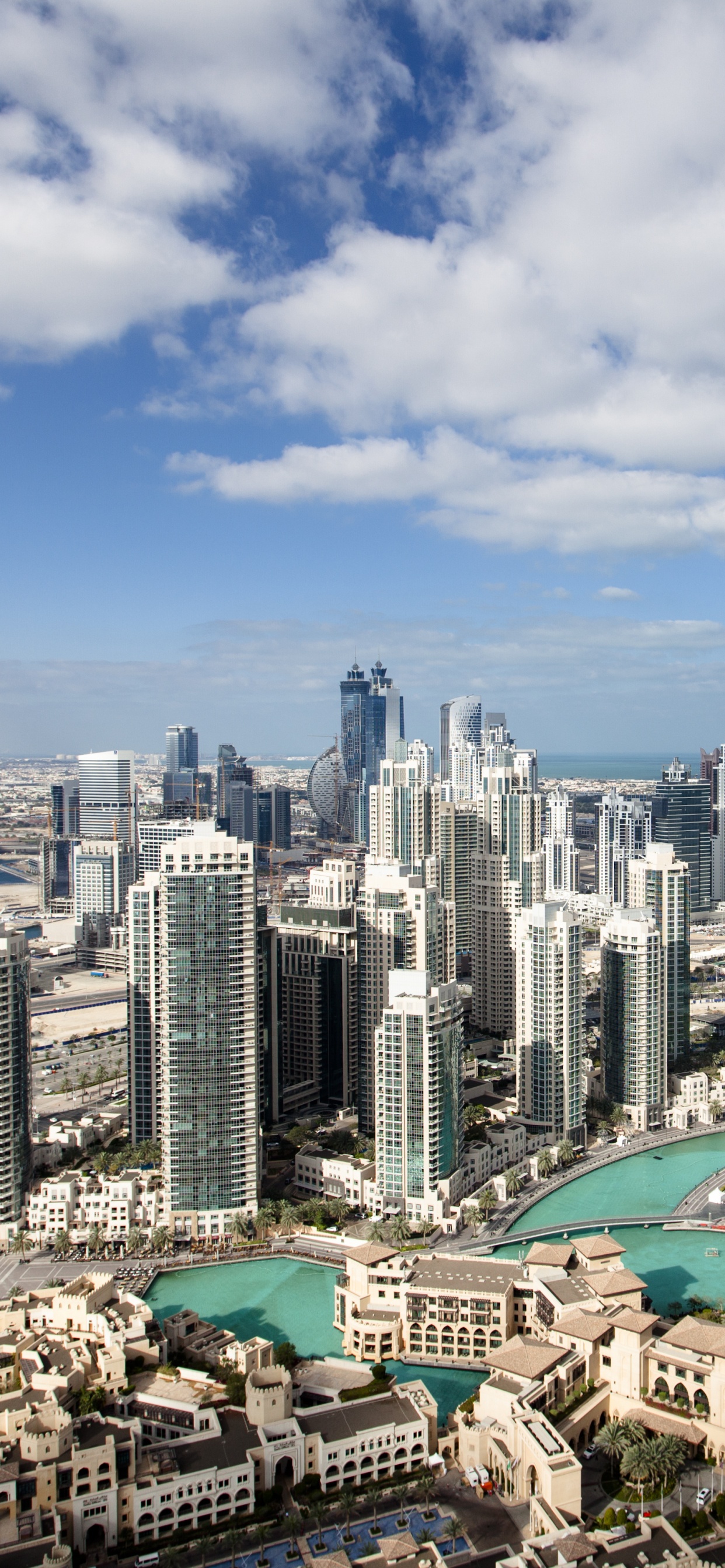 Обои городской пейзаж, городской район, город, дневное время, линия горизонта в разрешении 1242x2688
