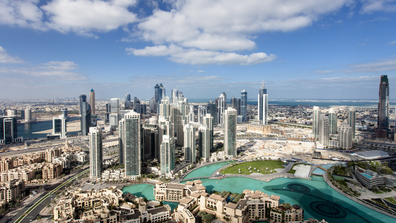 Обои городской пейзаж, городской район, город, дневное время, линия горизонта в разрешении 1366x768