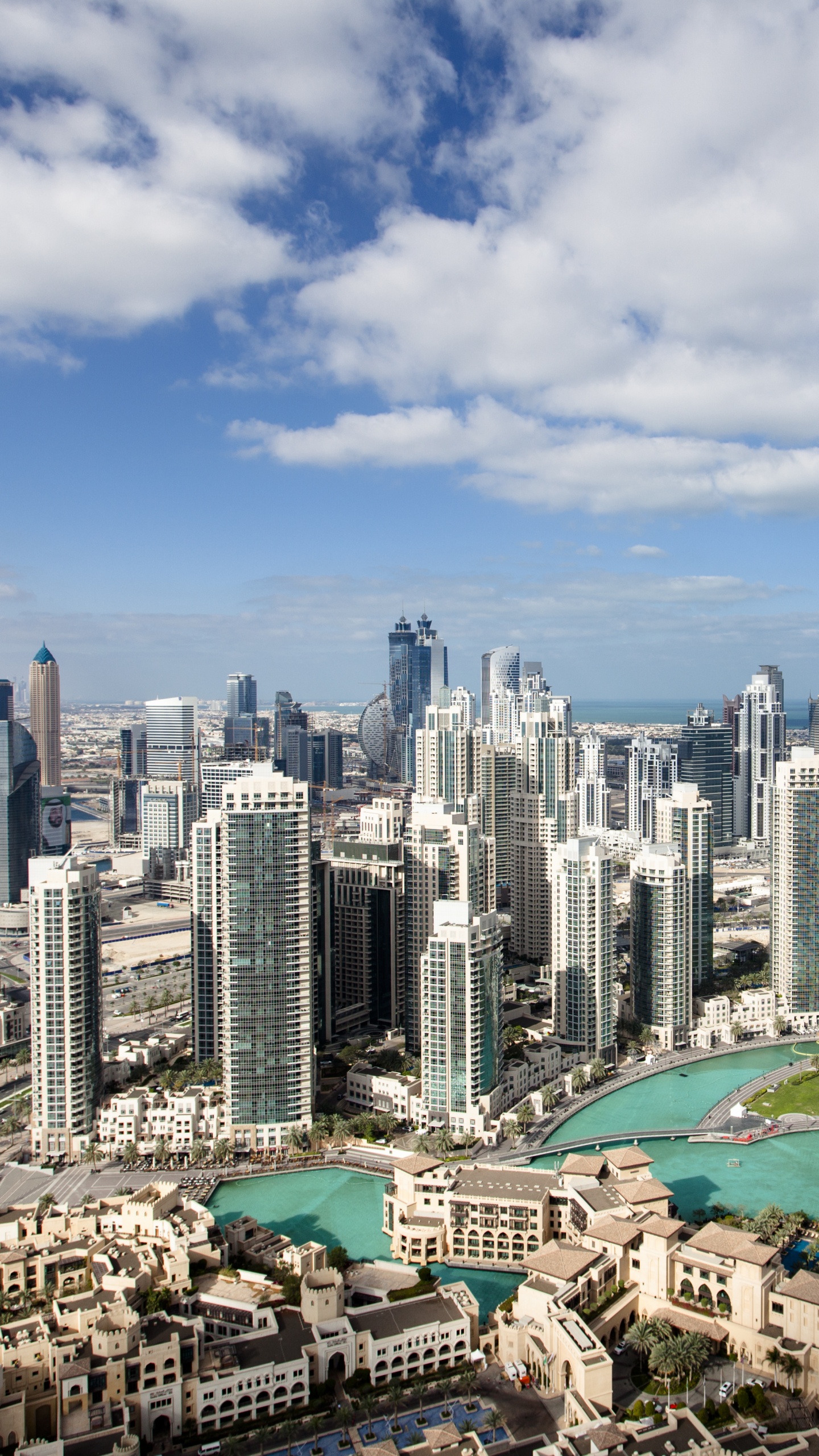 Обои городской пейзаж, городской район, город, дневное время, линия горизонта в разрешении 1440x2560