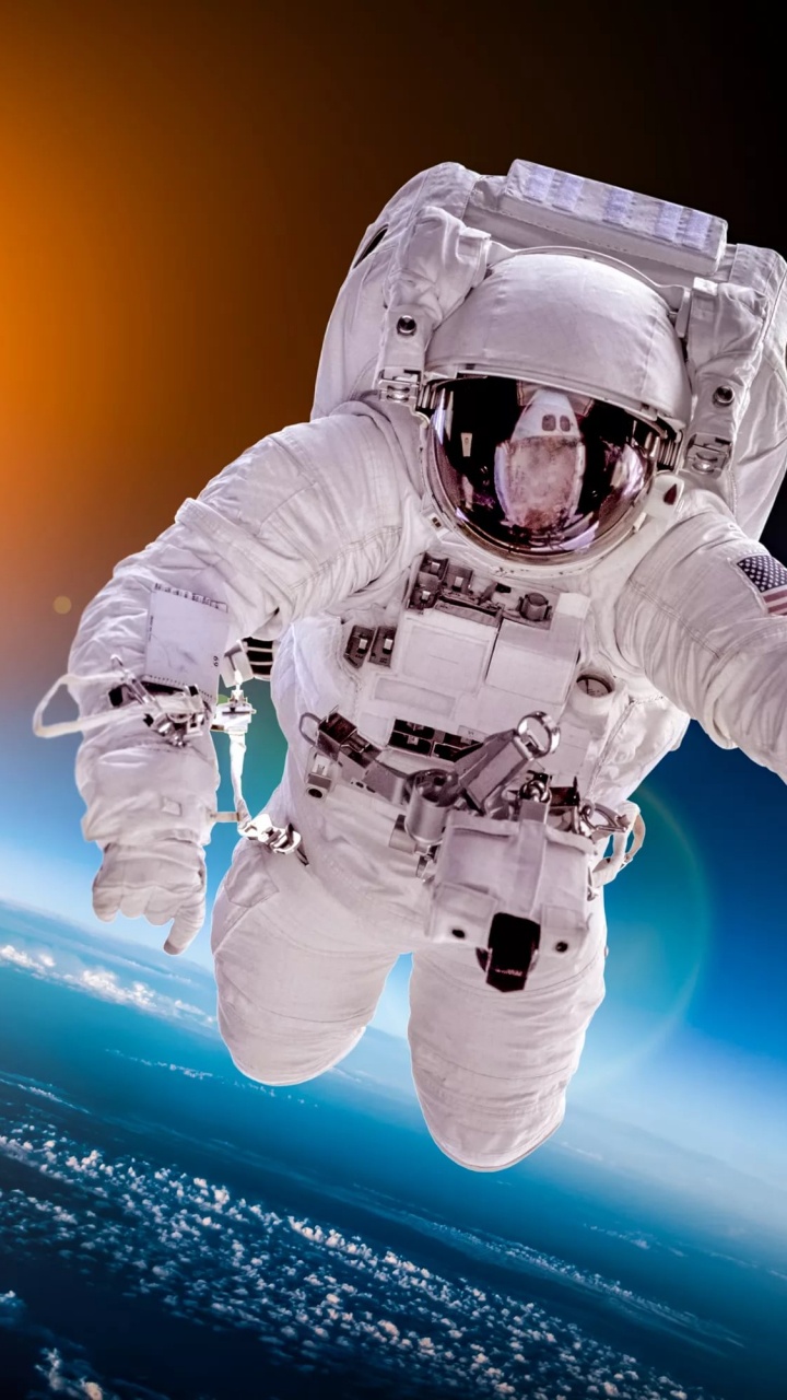 Обои астронавт в космосе, земля, астронавт, космическое пространство, космос в разрешении 720x1280
