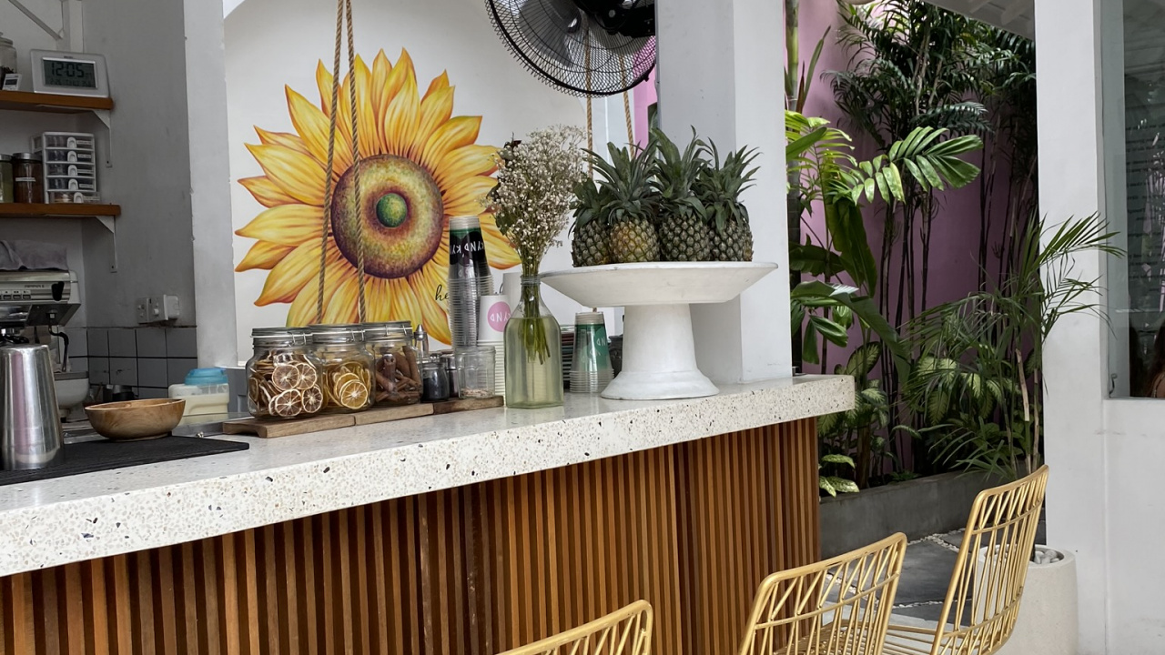 Обои обеденная комната, освещение, дизайн интерьера, потолок, цветочный горшок в разрешении 1280x720