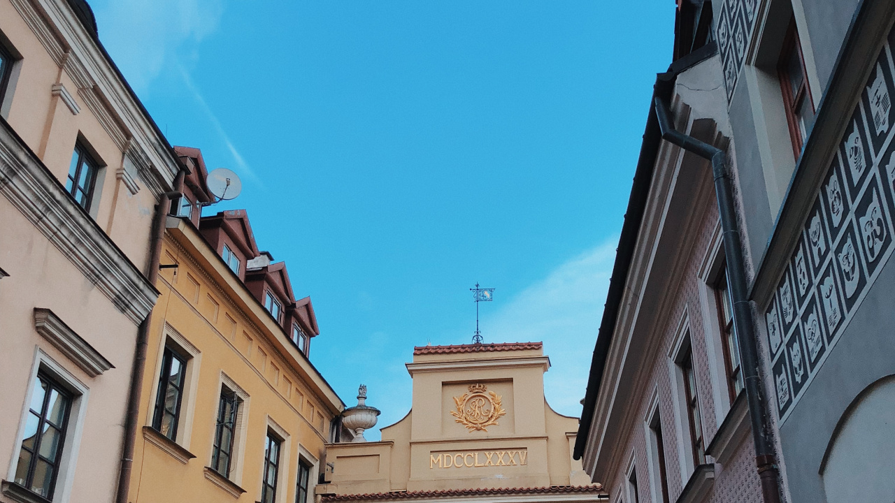 Обои окно, соседство, архитектура, городок, фасад в разрешении 1280x720