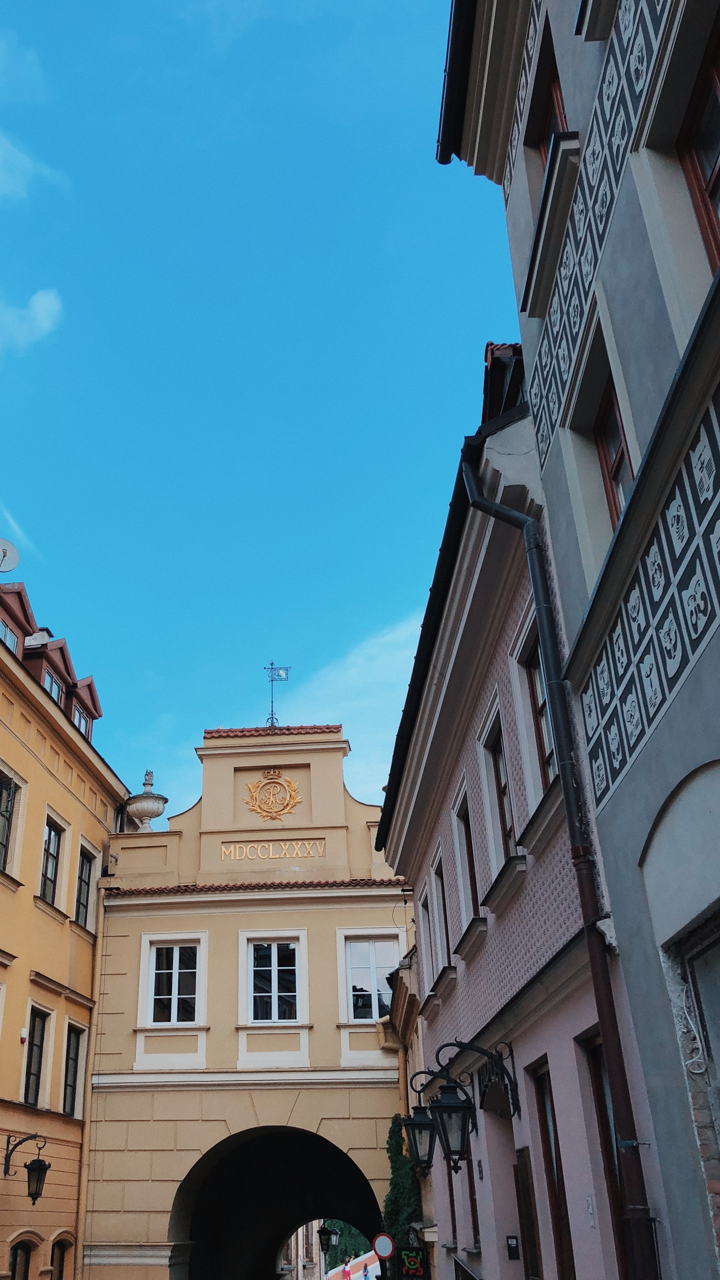 Обои окно, соседство, архитектура, городок, фасад в разрешении 1440x2560