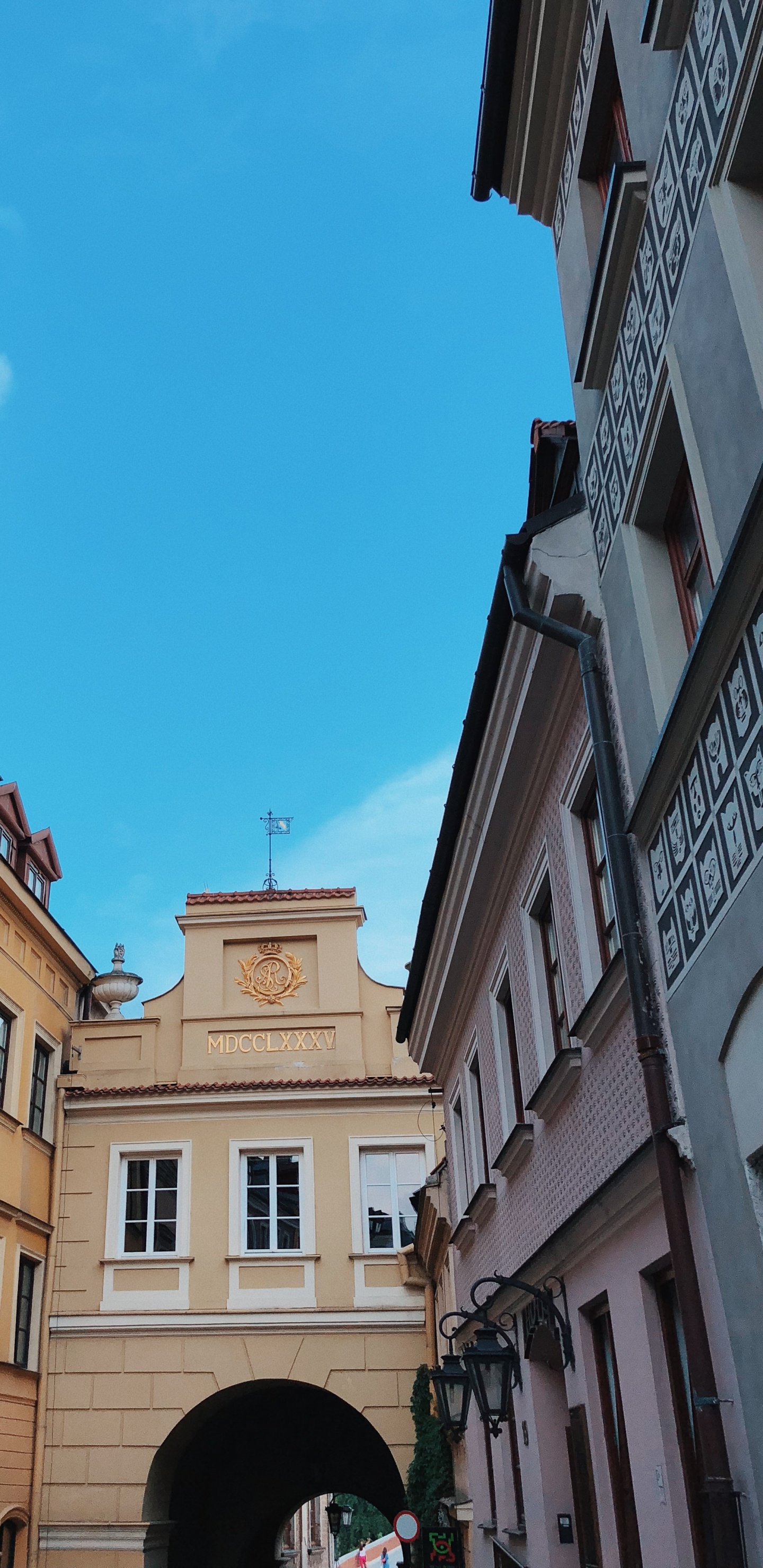 Обои окно, соседство, архитектура, городок, фасад в разрешении 1440x2960