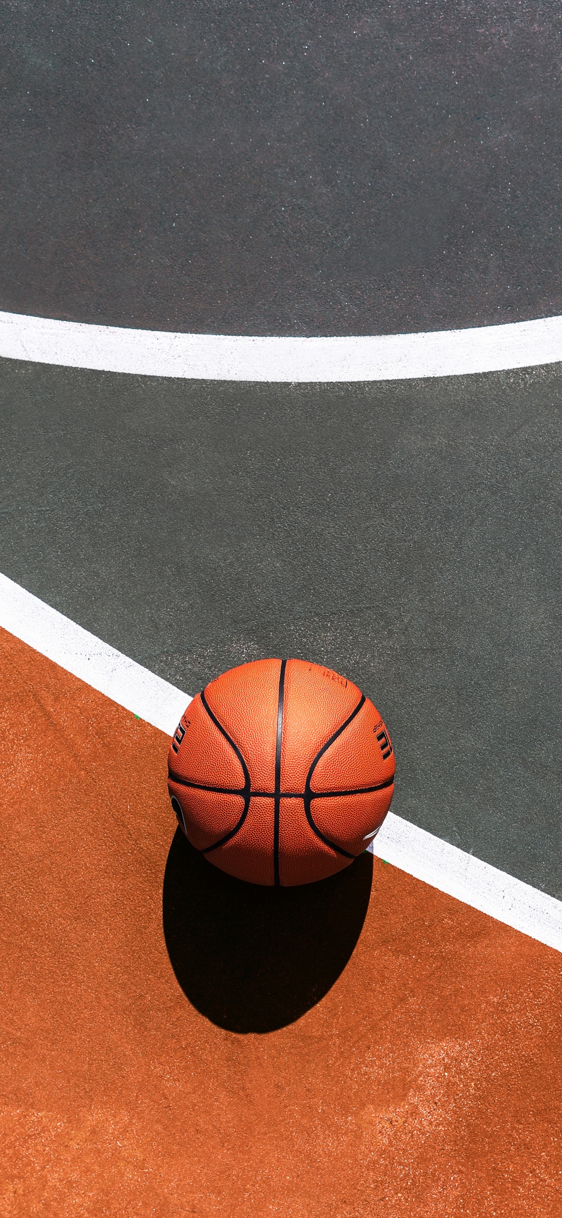 Обои Баскетбол, баскетбольная площадка, спортивные объекты, мяч, командный вид спорта в разрешении 1125x2436