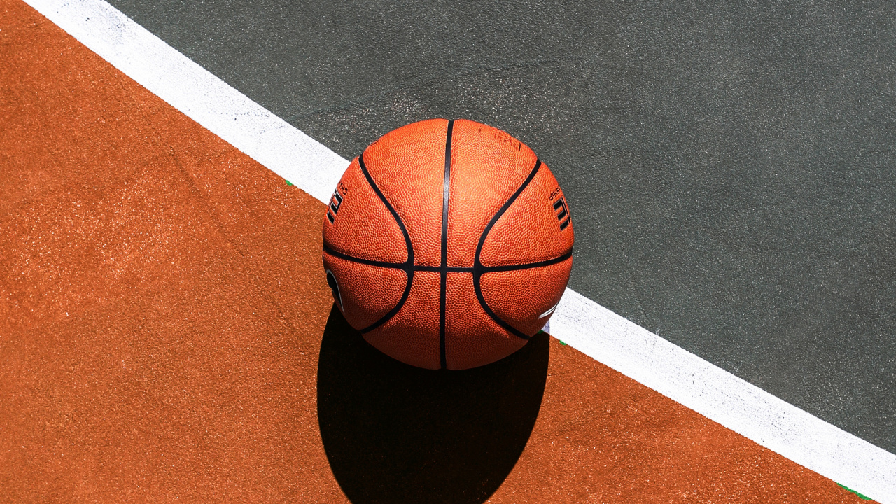 Обои Баскетбол, баскетбольная площадка, спортивные объекты, мяч, командный вид спорта в разрешении 1280x720