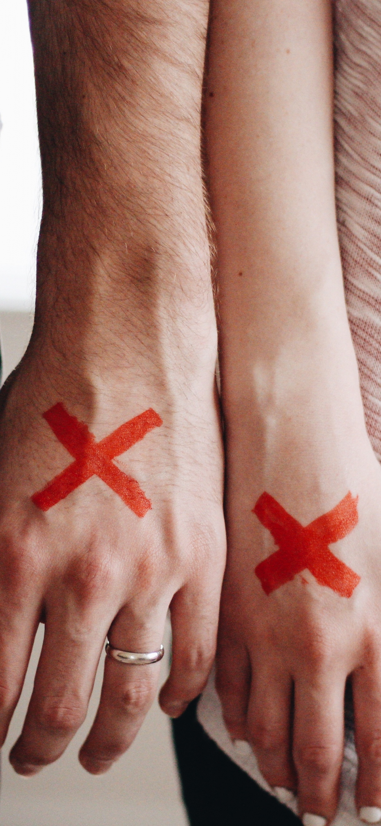 Обои развод, кожа, временная татуировка, палец, рука в разрешении 1242x2688