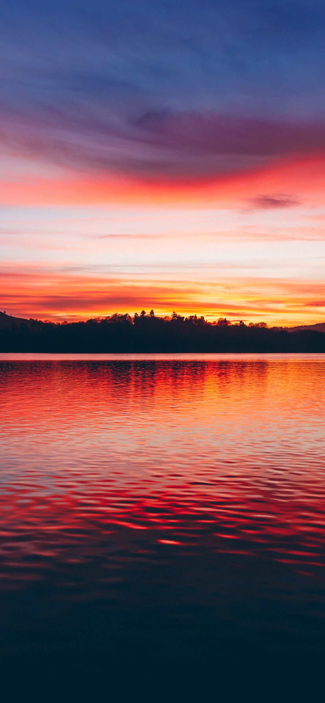 Обои закат, горизонт, восход солнца, водоем, послесвечение в разрешении 1125x2436