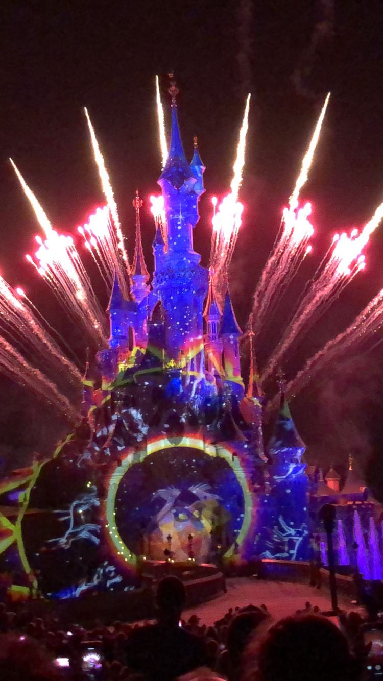 Обои Диснейленд, салют, канун Нового года, достопримечательность, Уолта Диснея в разрешении 750x1334