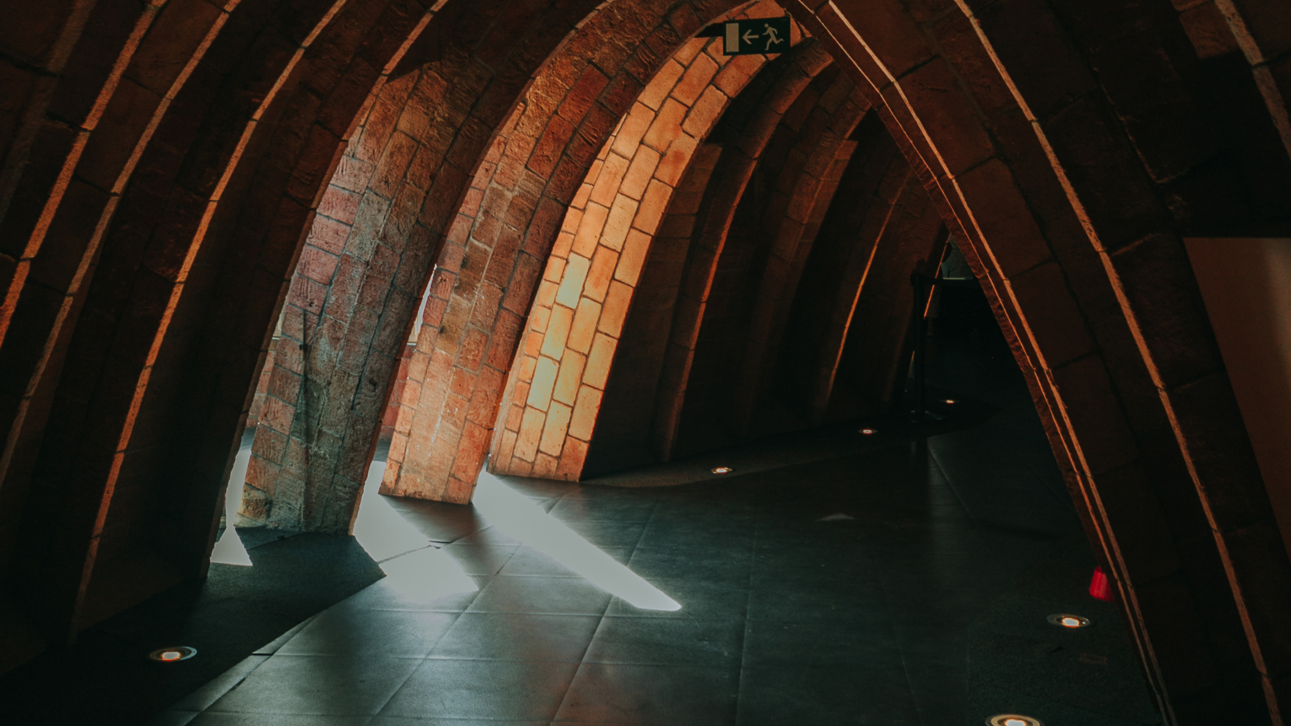 Обои архитектура, арка, здание, свет, туннель в разрешении 2560x1440