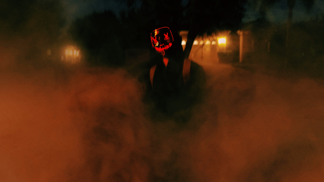 Обои костюм, красный цвет, свет, атмосфера, ночь в разрешении 1280x720