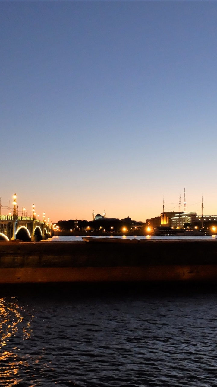 Обои отражение, перевозка воды, ночь, водный путь, лодка в разрешении 720x1280