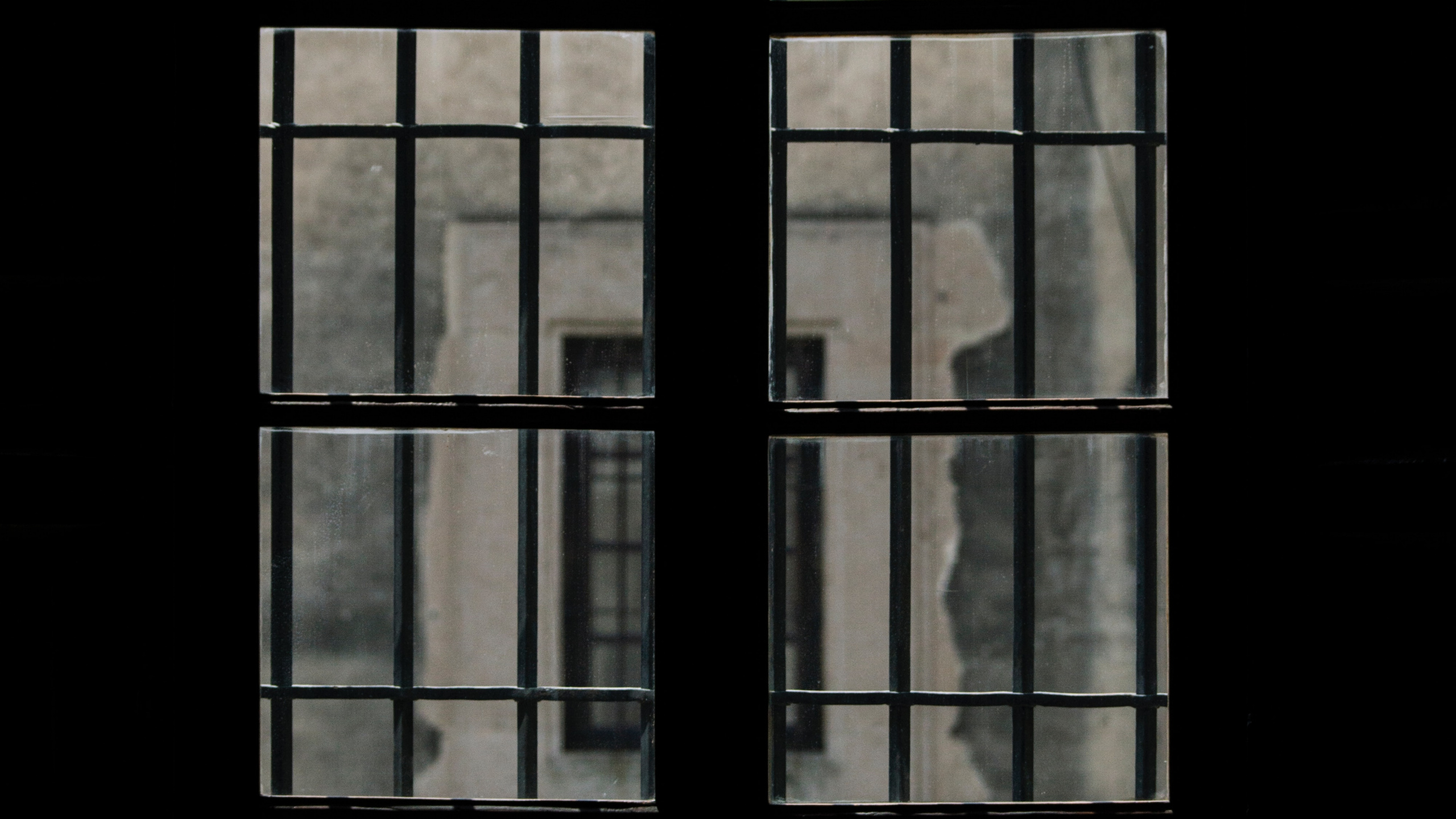 Обои окно, архитектура, стекло, дневное освещение, дверь в разрешении 2560x1440