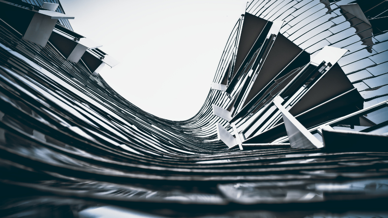 Обои небоскреб, современная архитектура, вода, архитектура, монохромный в разрешении 1280x720