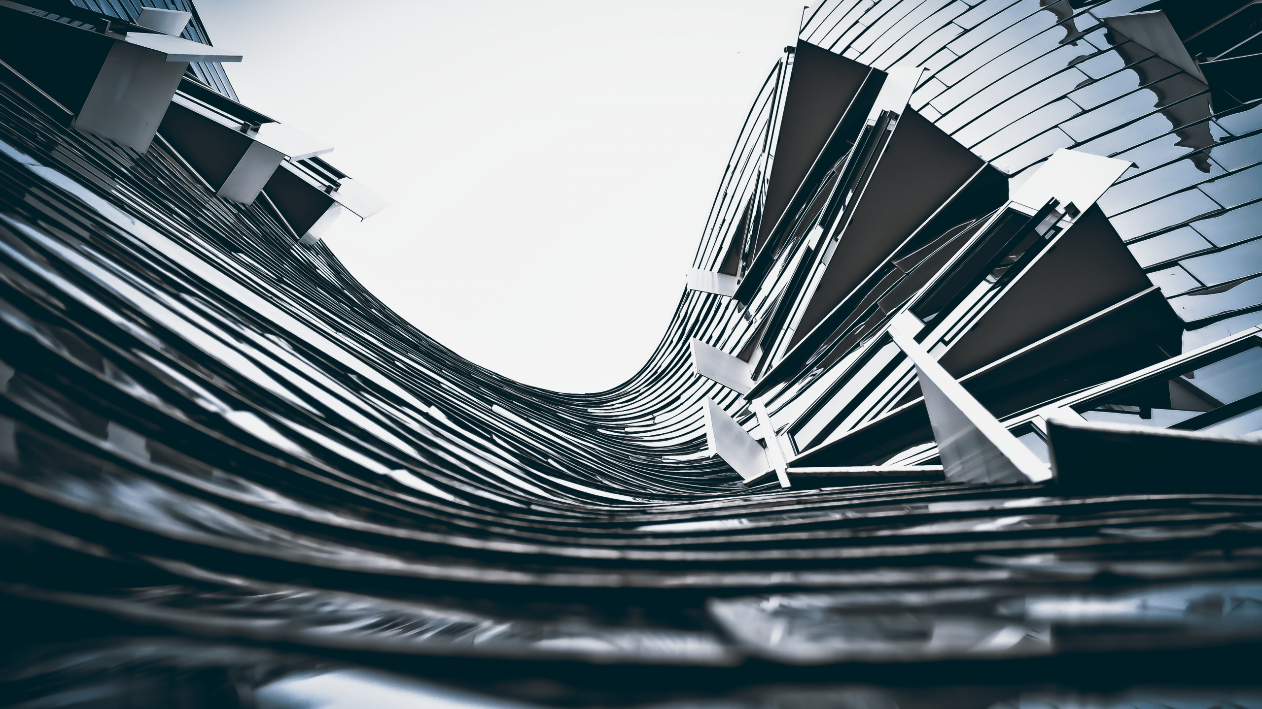 Обои небоскреб, современная архитектура, вода, архитектура, монохромный в разрешении 2560x1440