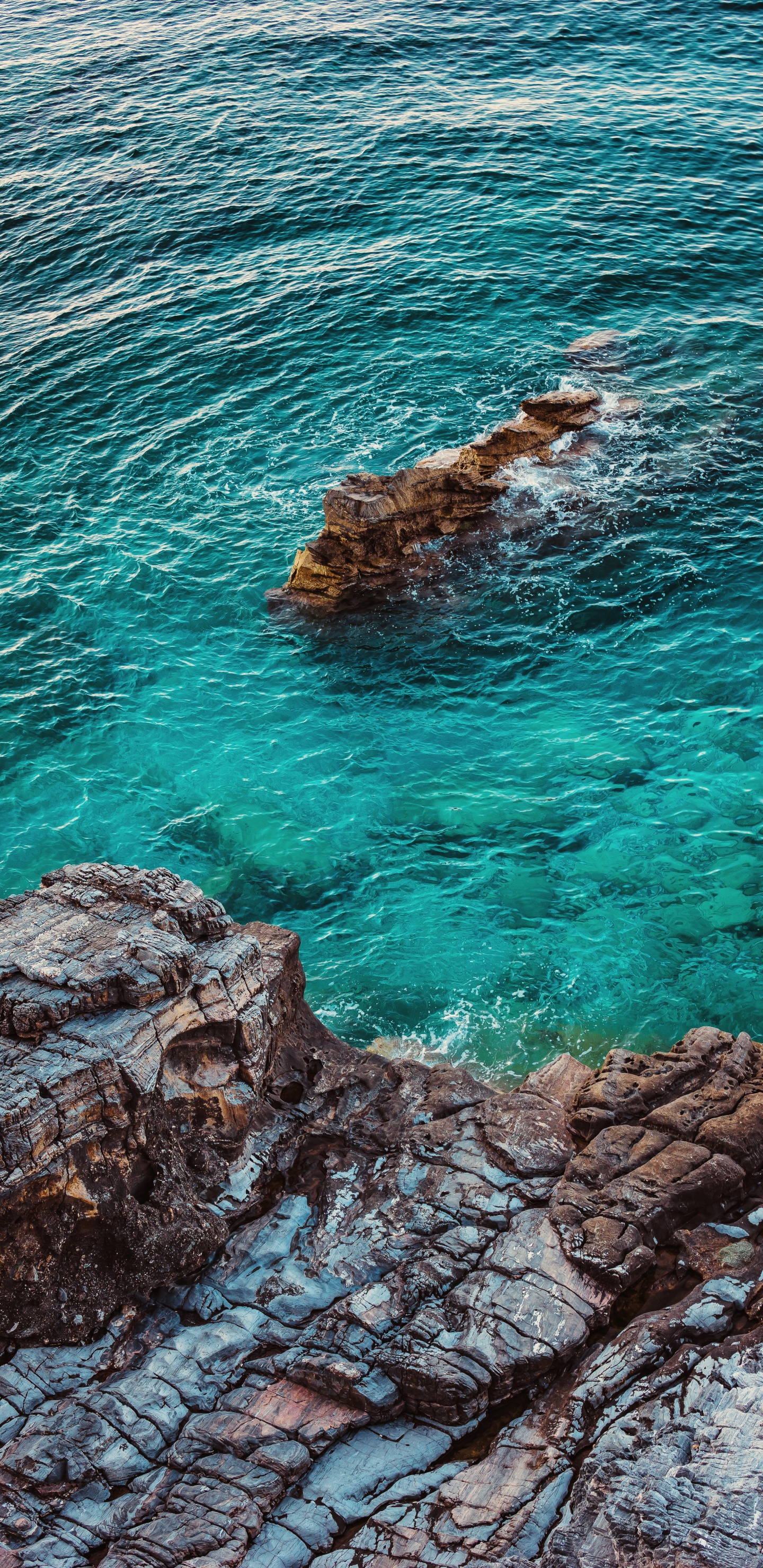 Обои водоем, море, вода, побережье, рок в разрешении 1440x2960