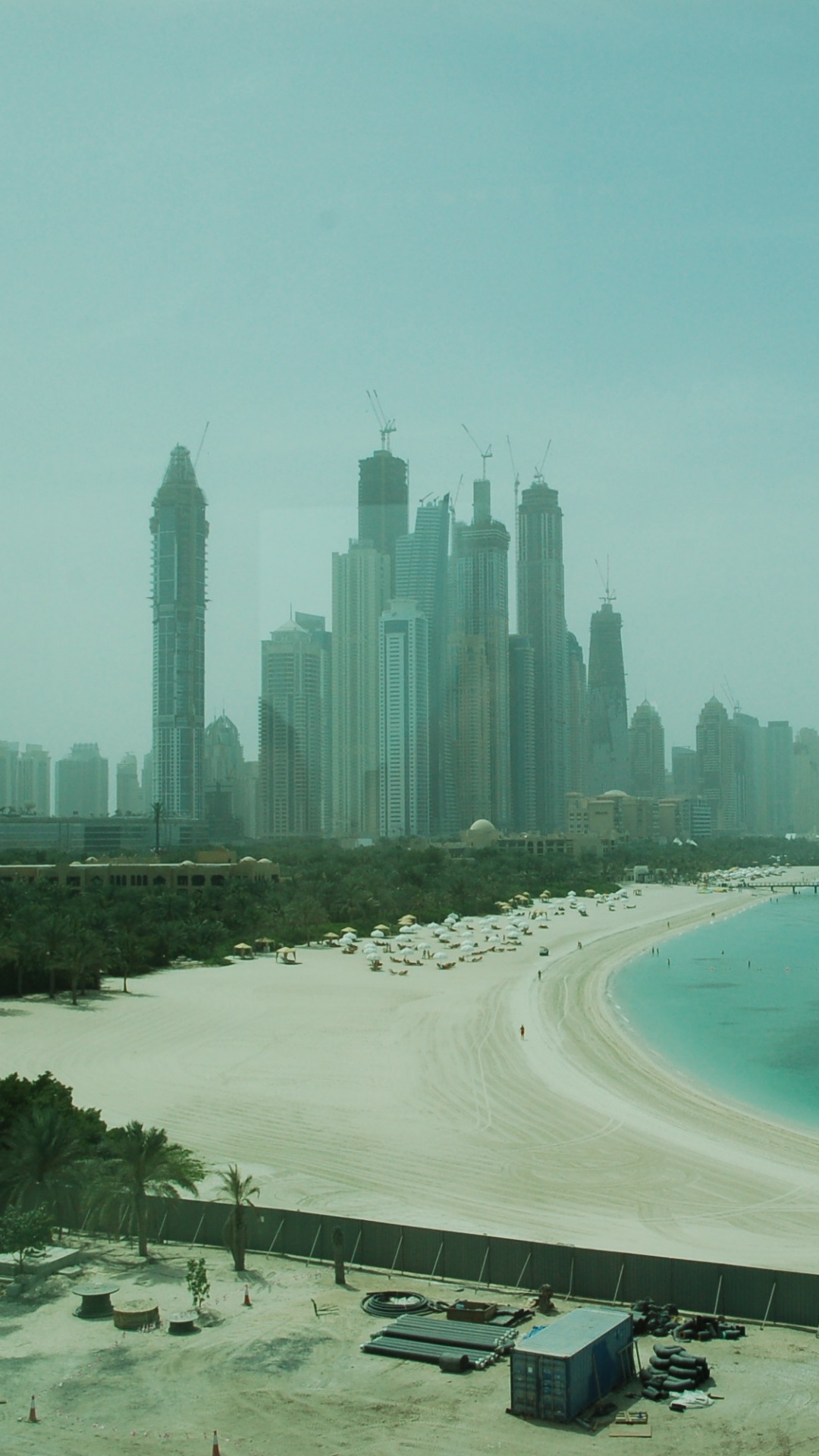 Обои море, город, дневное время, пляж, небоскреб в разрешении 1080x1920